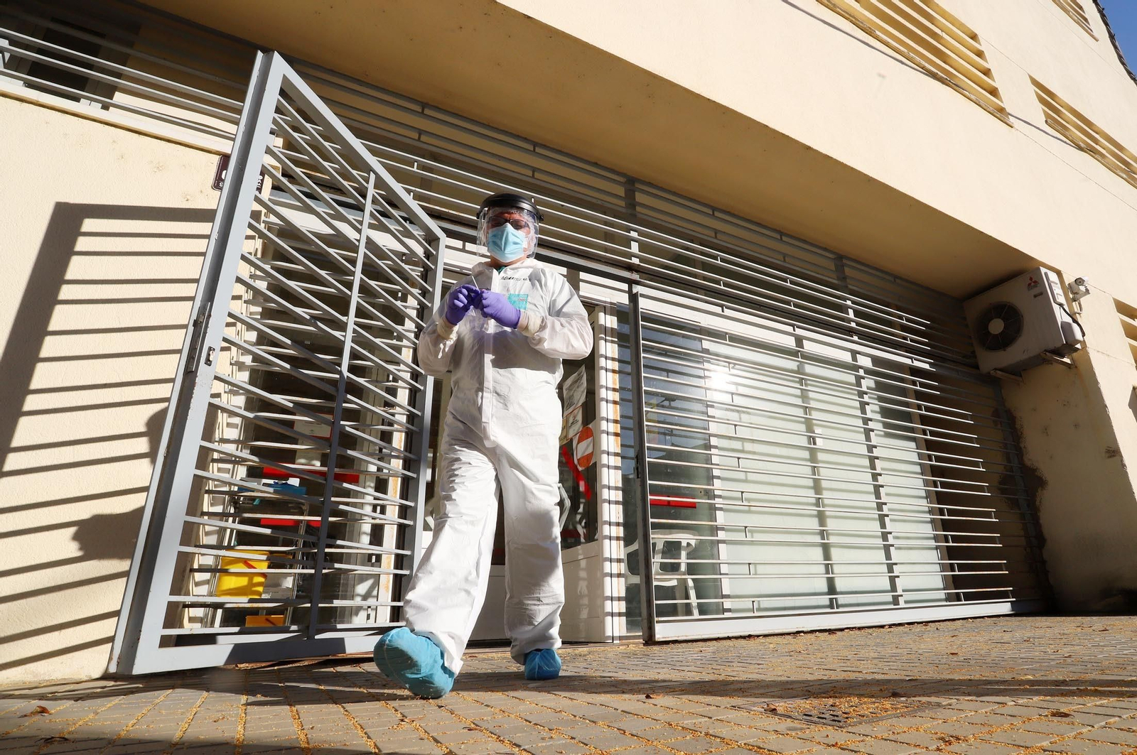 Un sanitario en un centro de salud de Huelva.