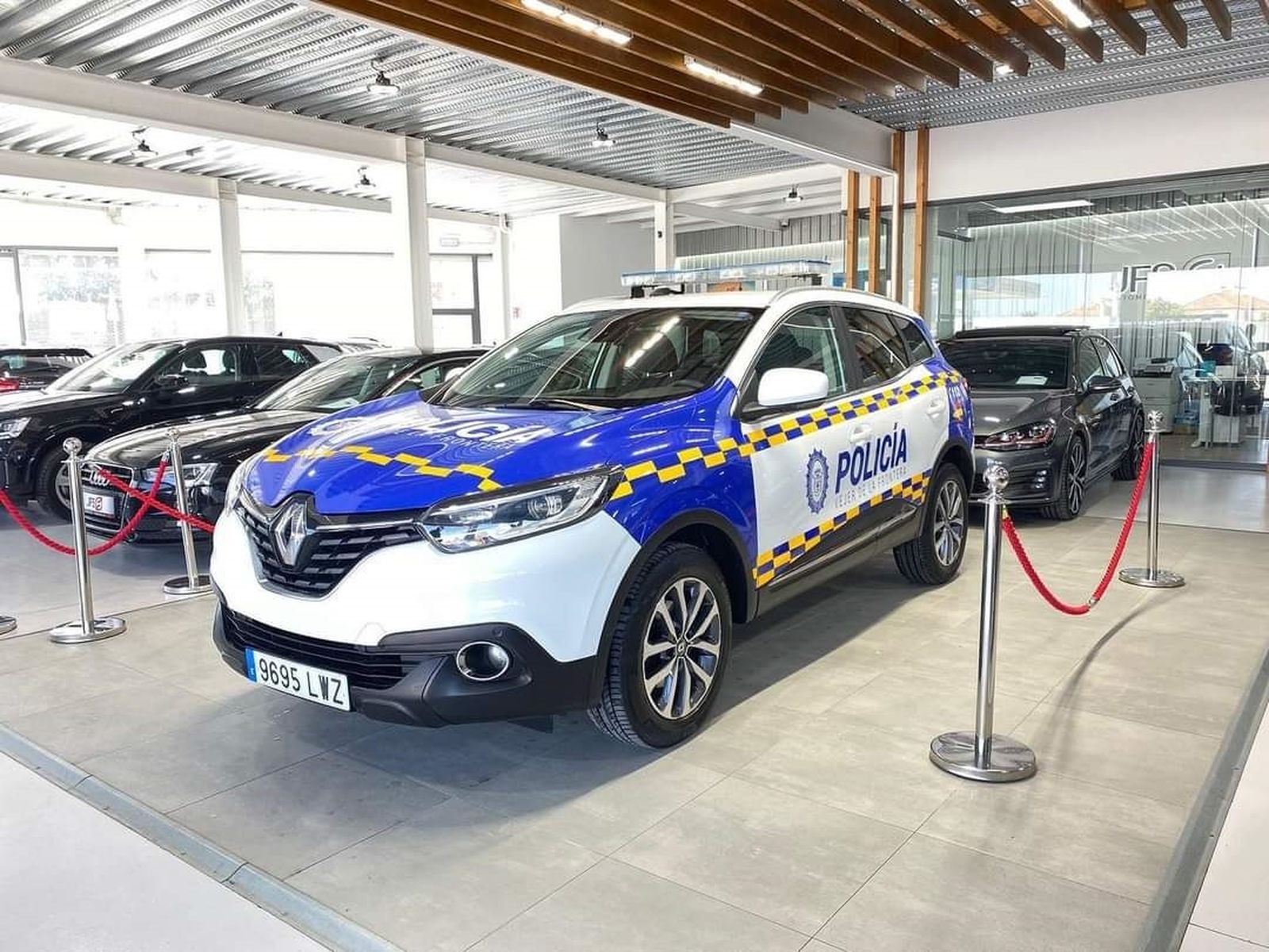 El vehículo estuvo expuesto en el concesionario de automóviles antes de su recogida.