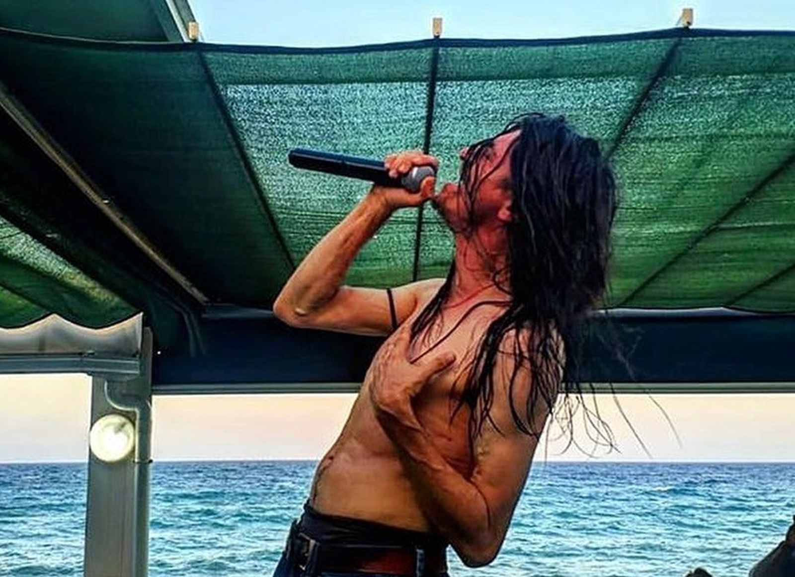 Actuación en directo en un chiringuito de Mojácar el verano pasado.