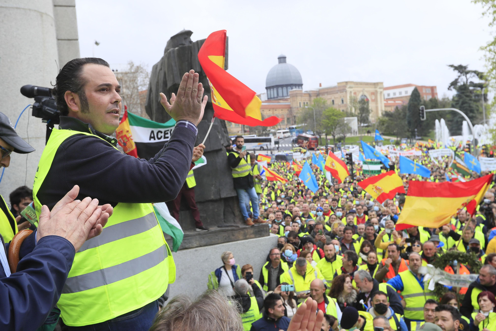 Manuel Hernández, líder de la Plataforma Nacional por la Defensa del Transporte, convocante del paro, se dirige a manifestantes en Madrid