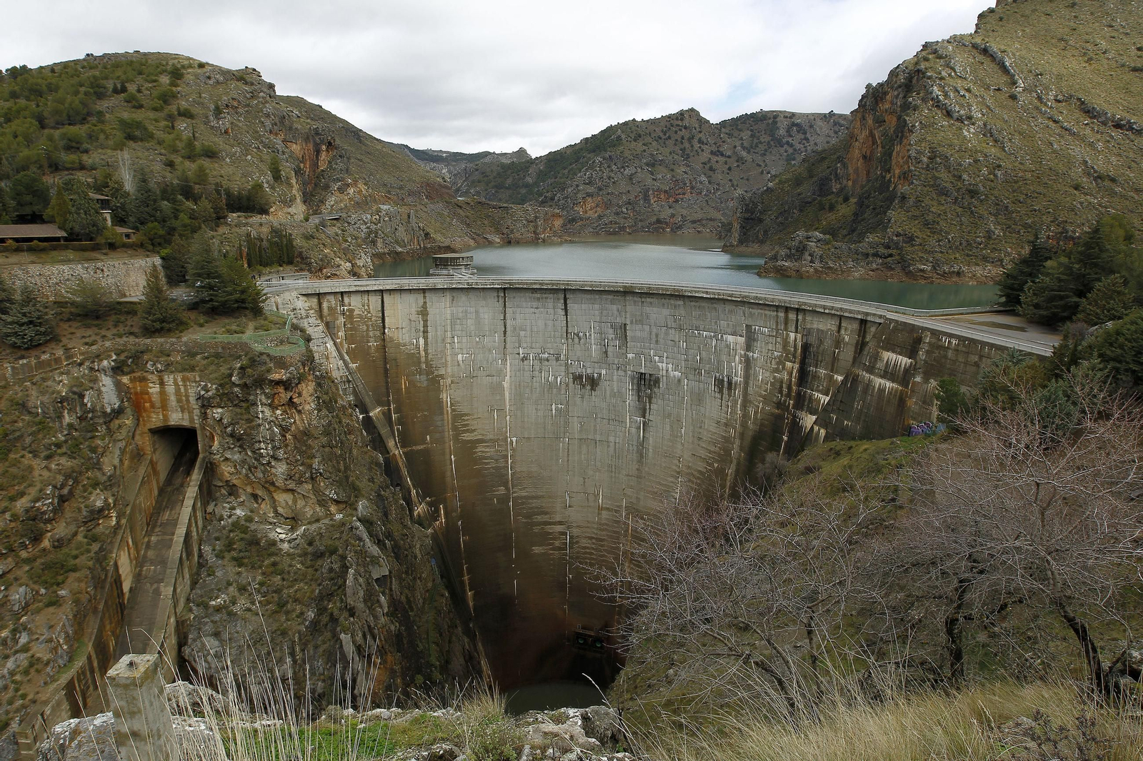 A pesar de su gran caída de agua, la central hidroeléctrica de Quéntar está considerada como una "microcentral" al generar menos de un megavatio A pesar de su gran caída de agua, la central hidroeléctrica de Quéntar está considerada como una "microcentral" al generar menos de un megavatio