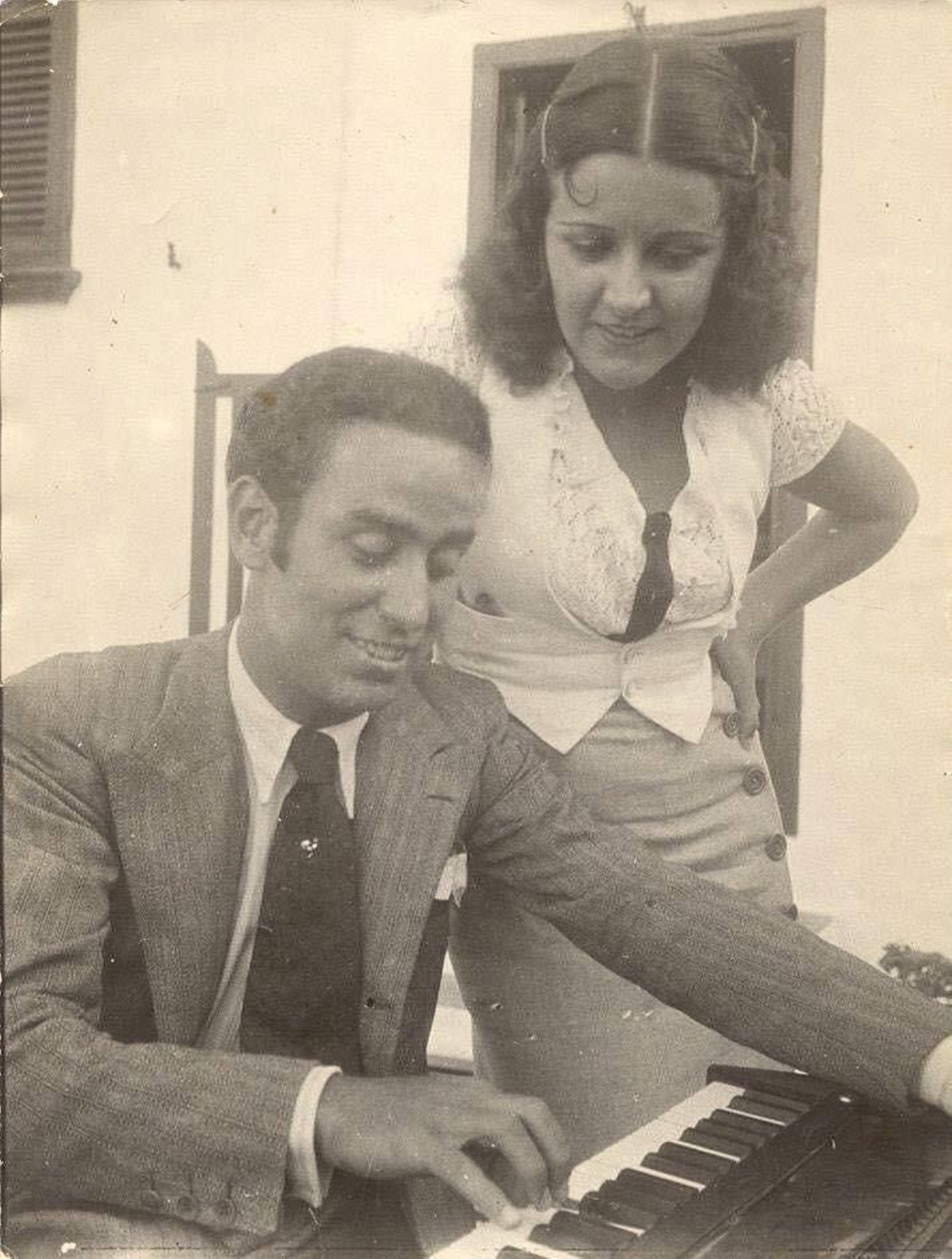 Muñoz Molleda junto a la actriz y cantante Imperio Argentina. Muñoz Molleda junto a la actriz y cantante Imperio Argentina.
