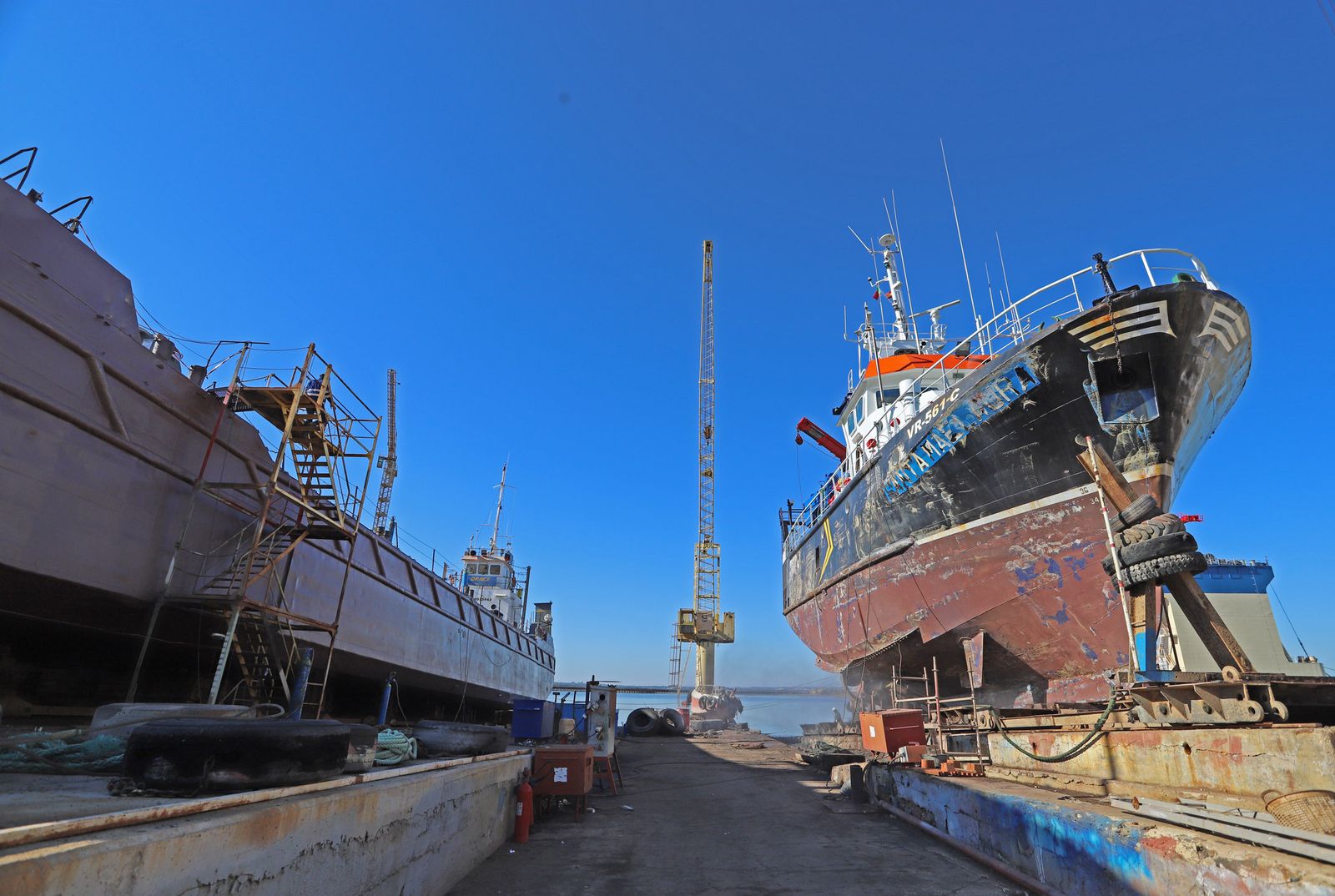 Imagen de dos buques de los tres en la actualidad en las instalaciones de astilleros.