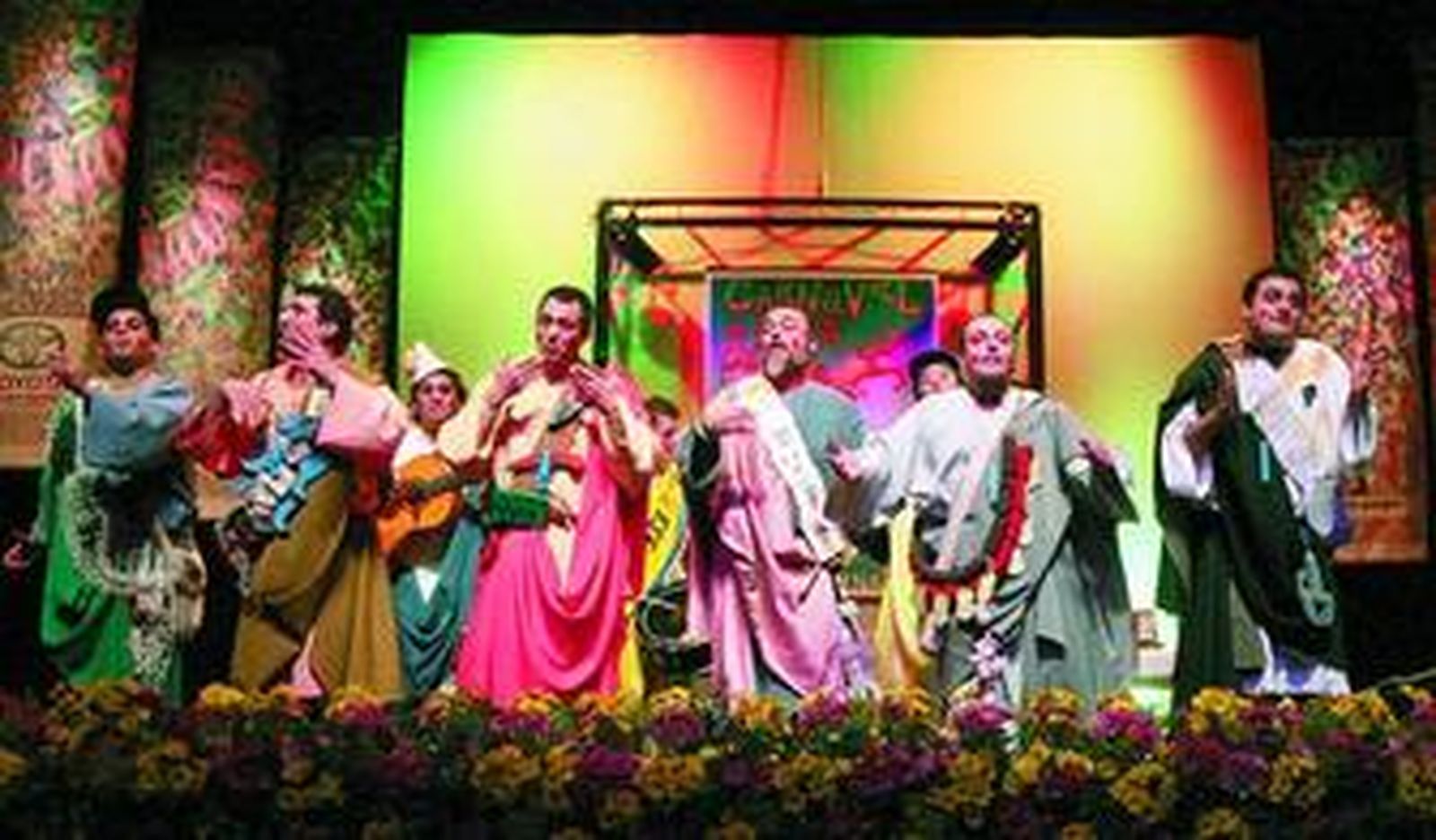 La chirigota 'El código La Viñi', el martes, durante la actuación.