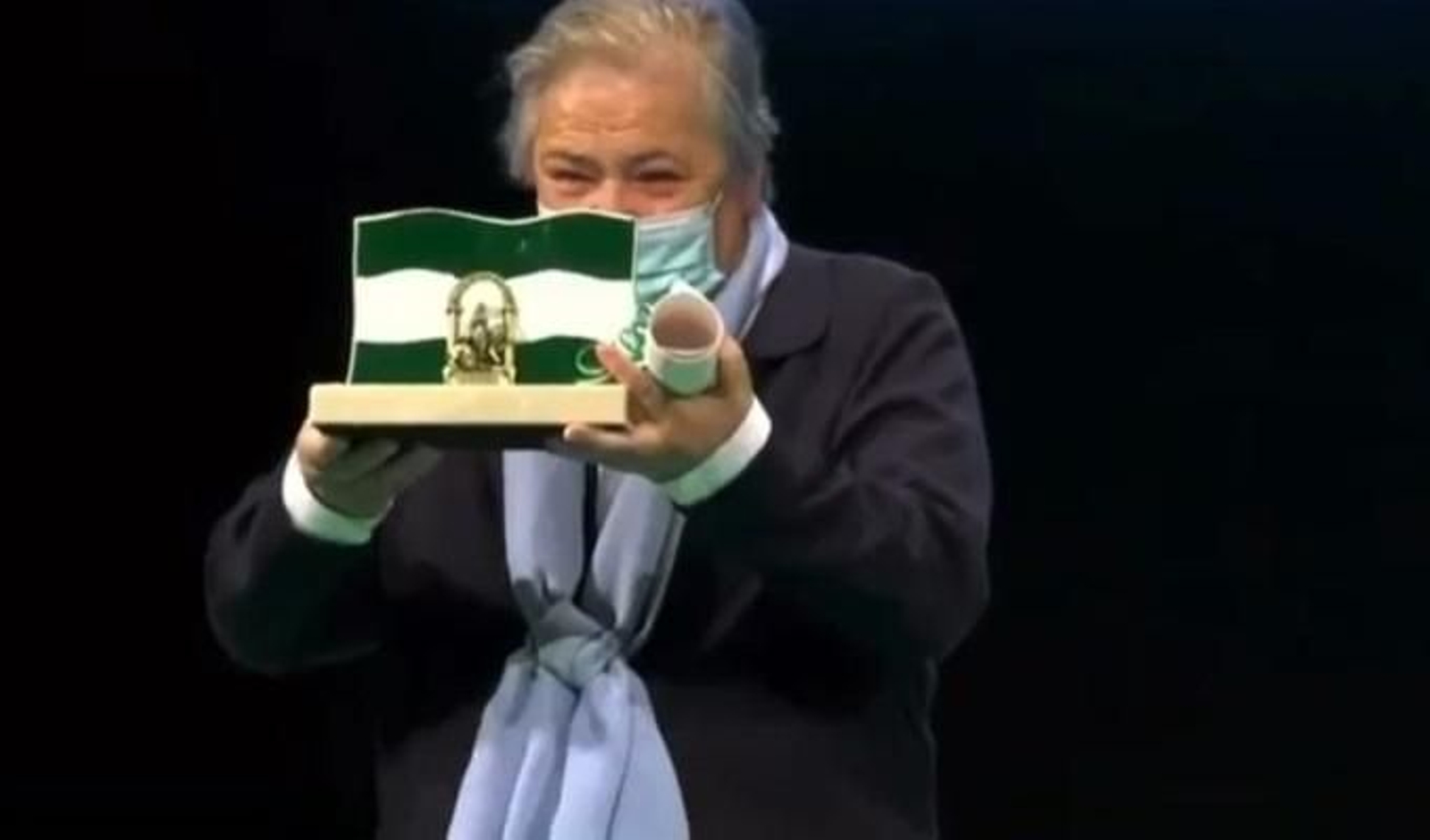 Una imagen de Sor Modesta, tras recoger la Bandera de Andalucía. Una imagen de Sor Modesta, tras recoger la Bandera de Andalucía.