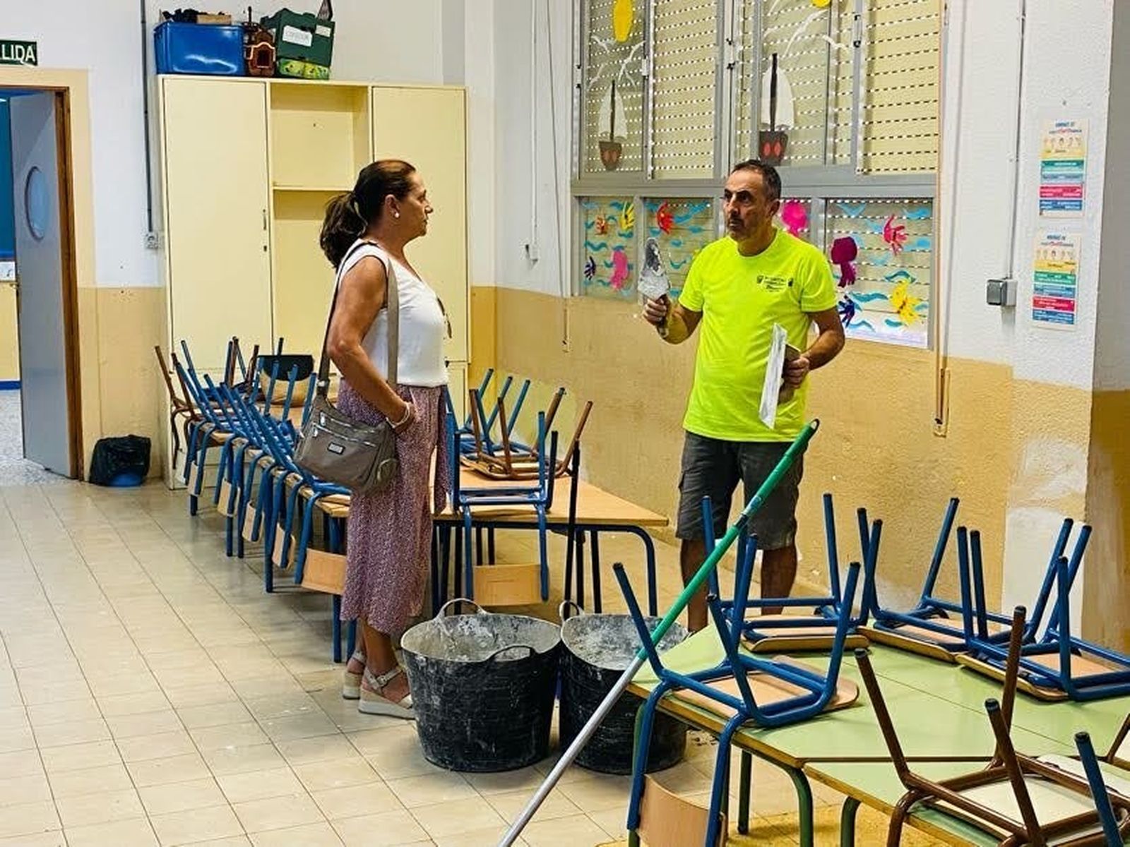 María de Gádor, concejala de Educación de Dalías, en su visita a los trabajos en el centro escolar.