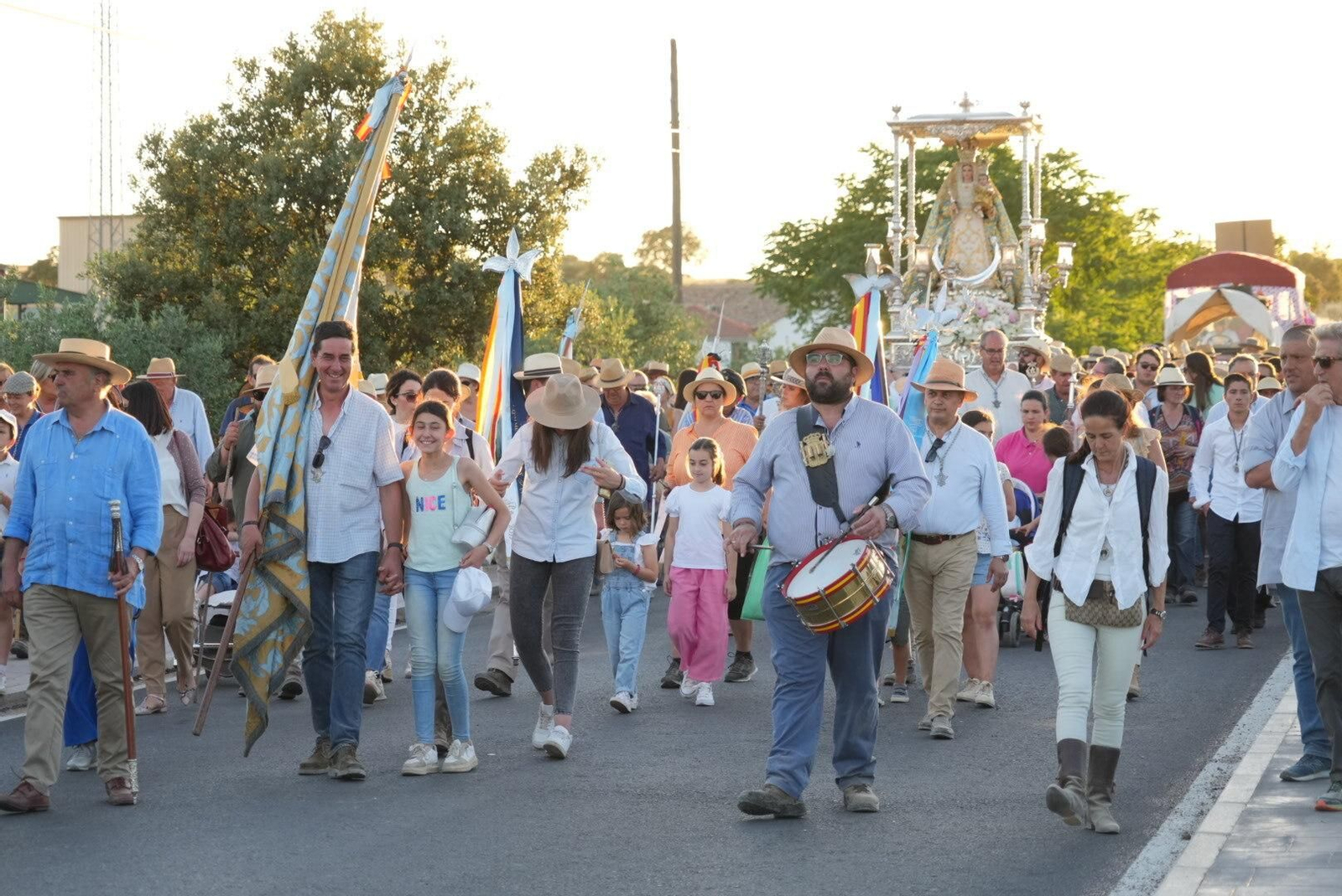 La romería de la Virgen de Luna del Lunes de Pentecostés en Villanueva de Córdoba, en imágenes