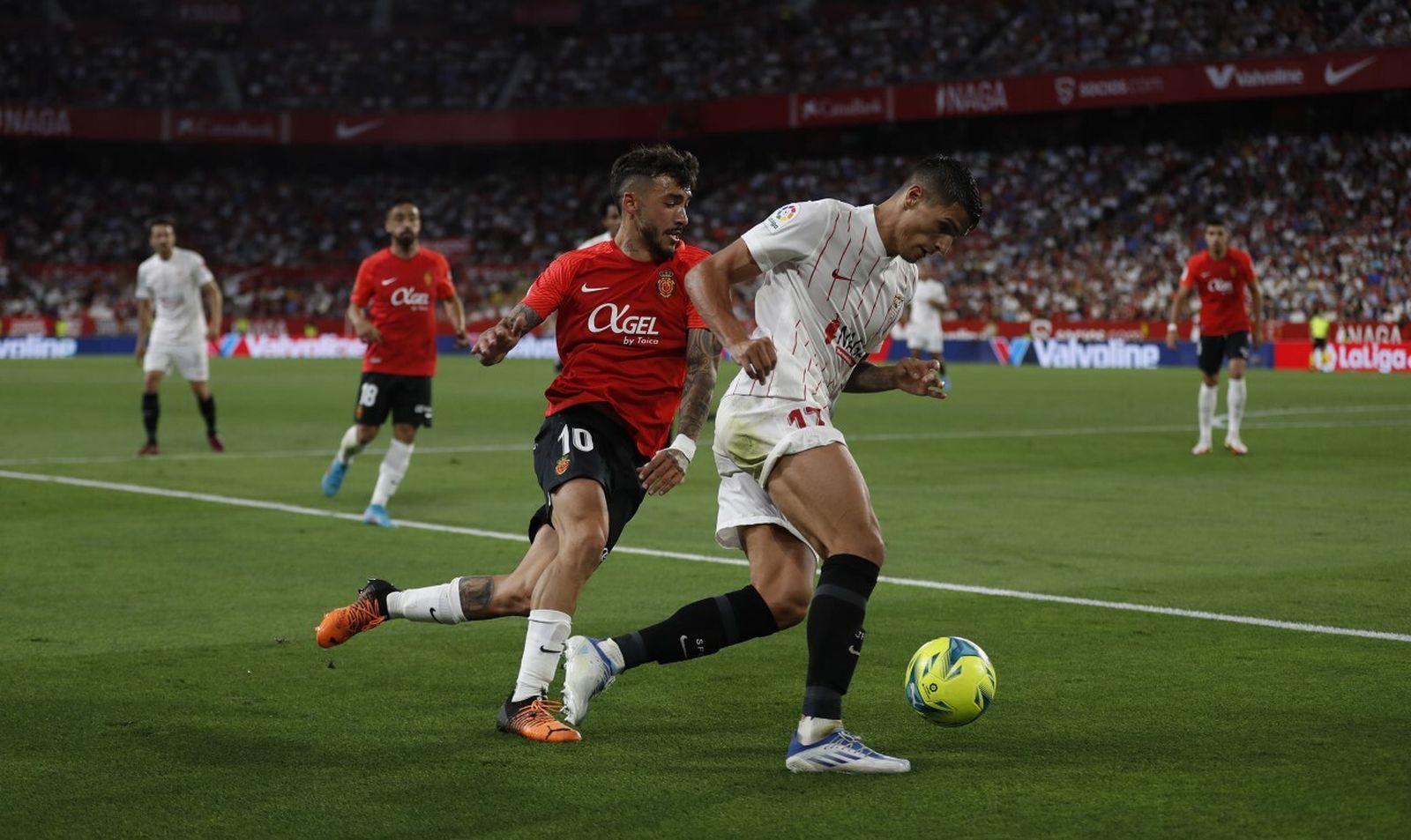 El argentino Lamela trata de marcharse de Antonio Sánchez.