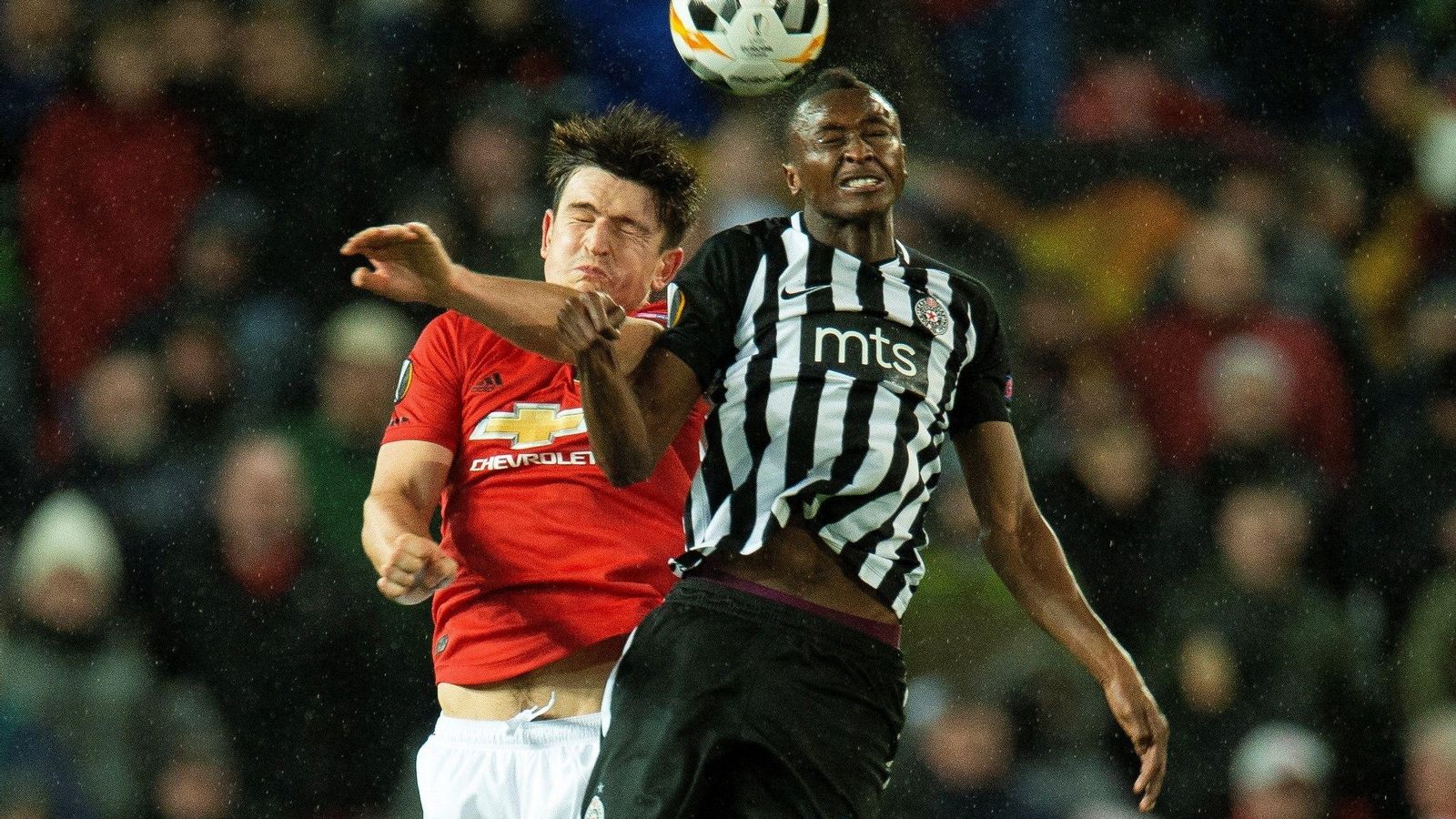 Sadiq salta con Maguire (Manchester United) en un duelo de la Liga Europa cuando militaba en el Partizán