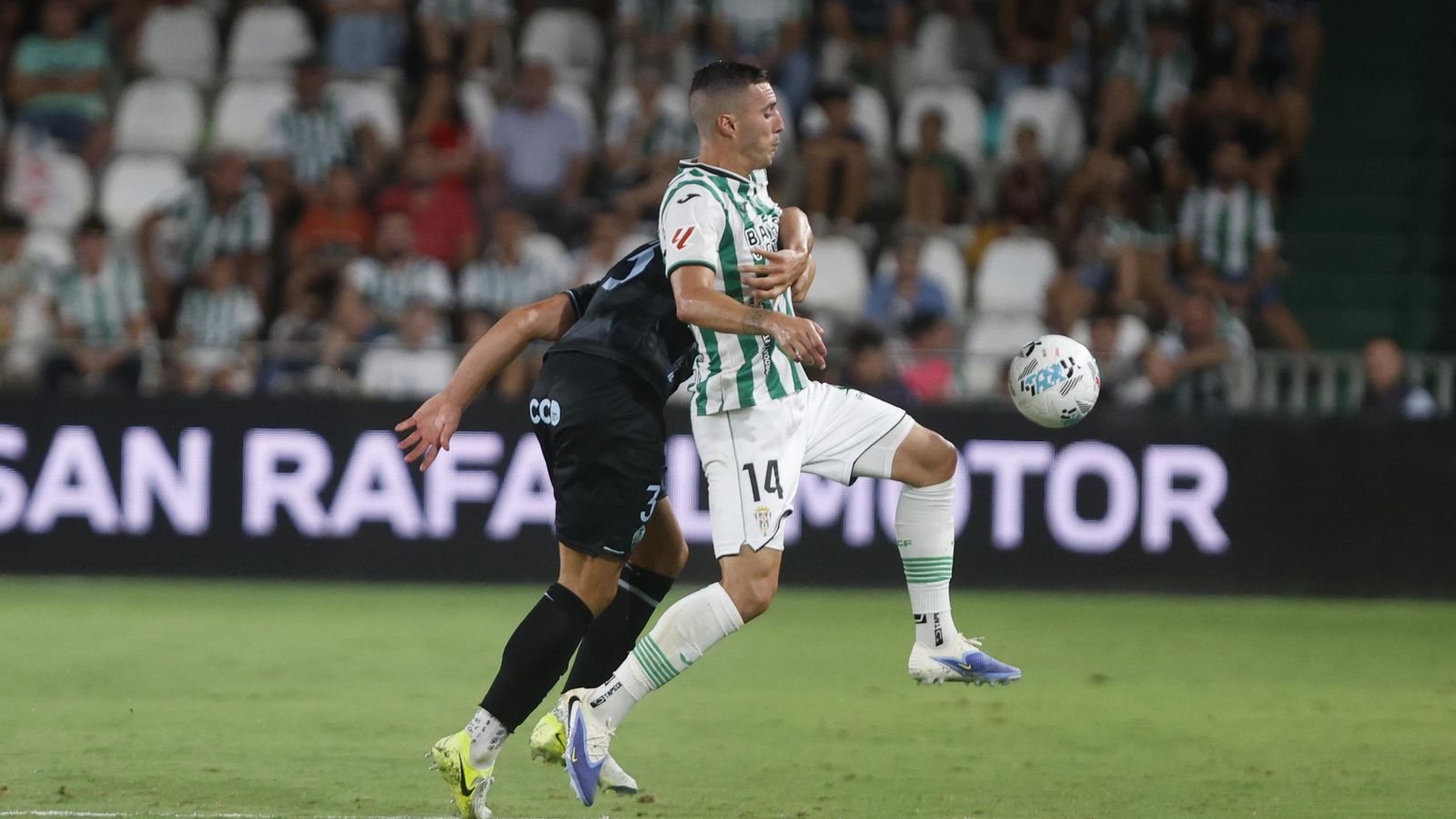 Sergi Guardiola pelea por el balón en el primer tiempo del Córdoba CF - Castellón.