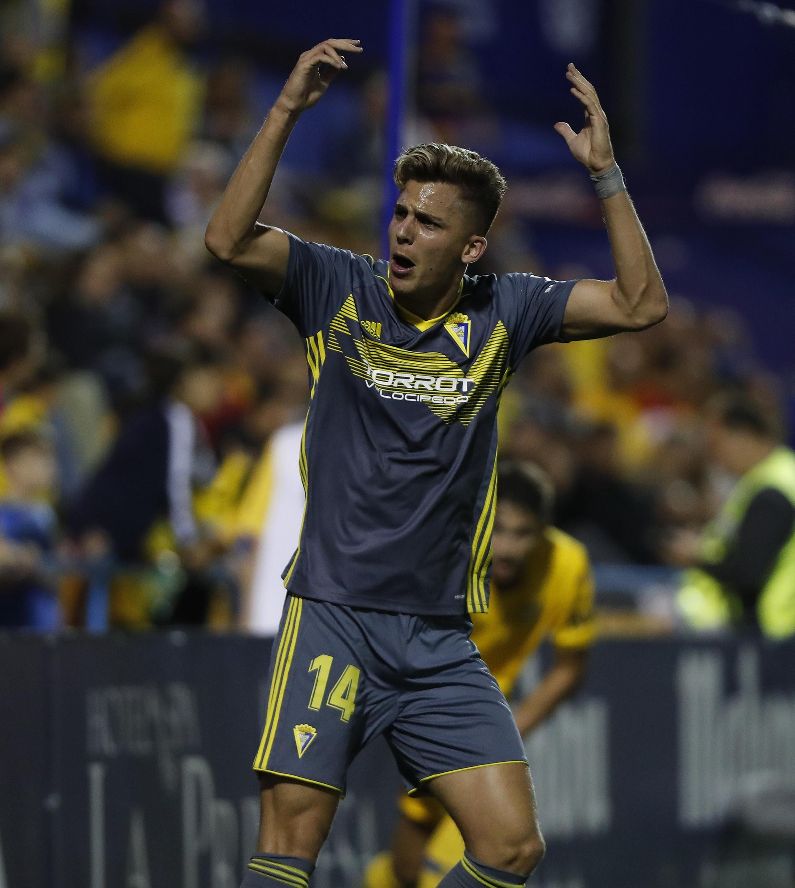 Iván Alejo protesta al colegiado.