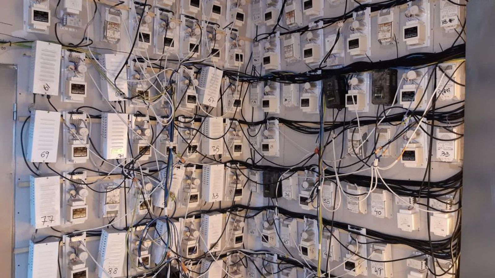 Maraña de cables en un enganche ilegal.