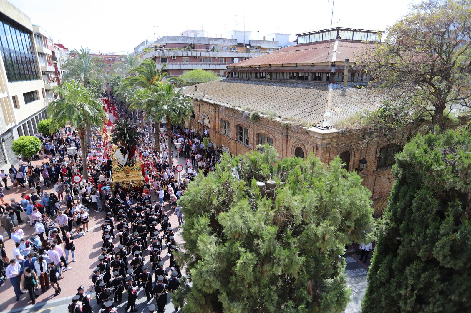 Imágenes del recorrido de la Borriquita  por las calles de Huelva