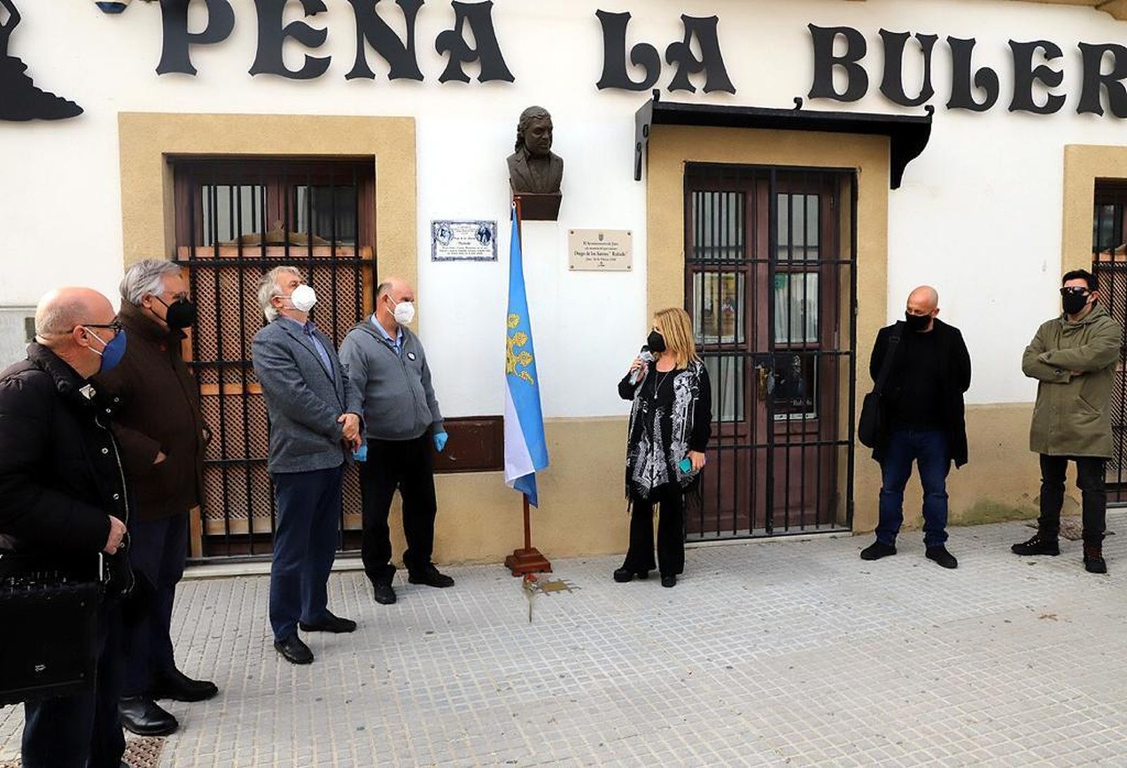 La placa en memoria de Manuel de la Calle, víctima del franquismo, se ha colocado en la calle Empedrada.