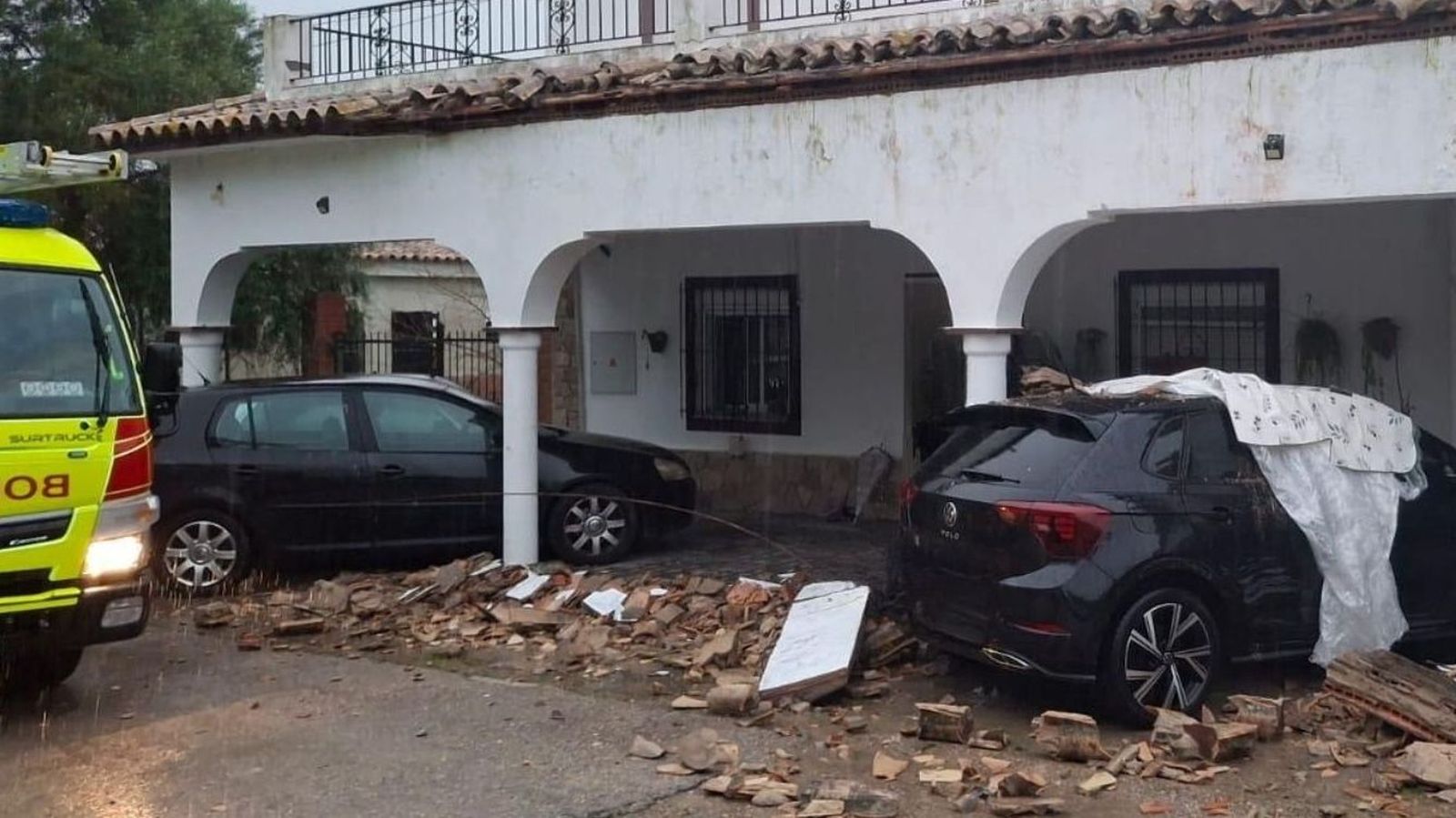 Un rayo causa daños en una vivienda y un vehículo en San José del Malcocinado.