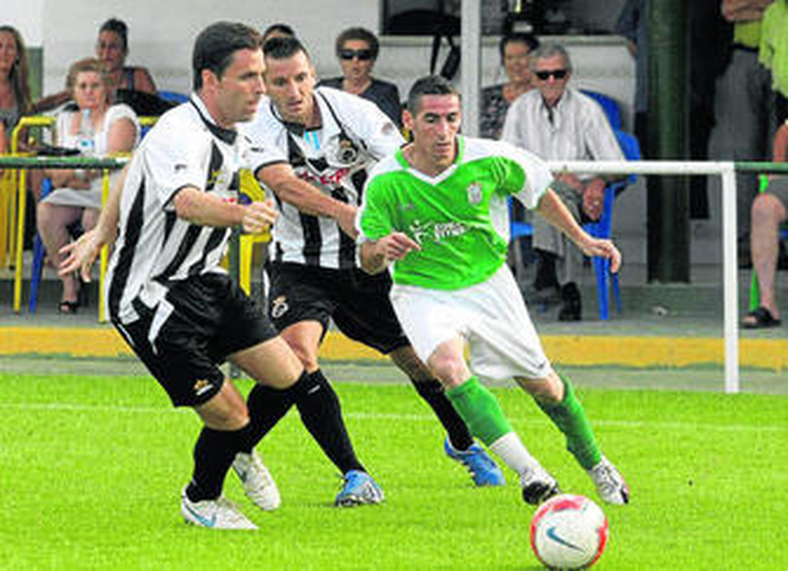 Gabi Frías y Antonio Merino persiguen al autor del gol local, Abraham.