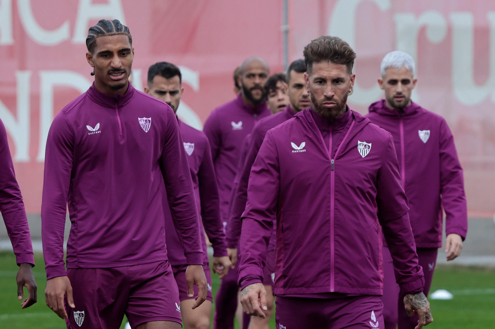 Badé y Sergio Ramos encabezan un grupo en el entrenamiento del Sevilla.