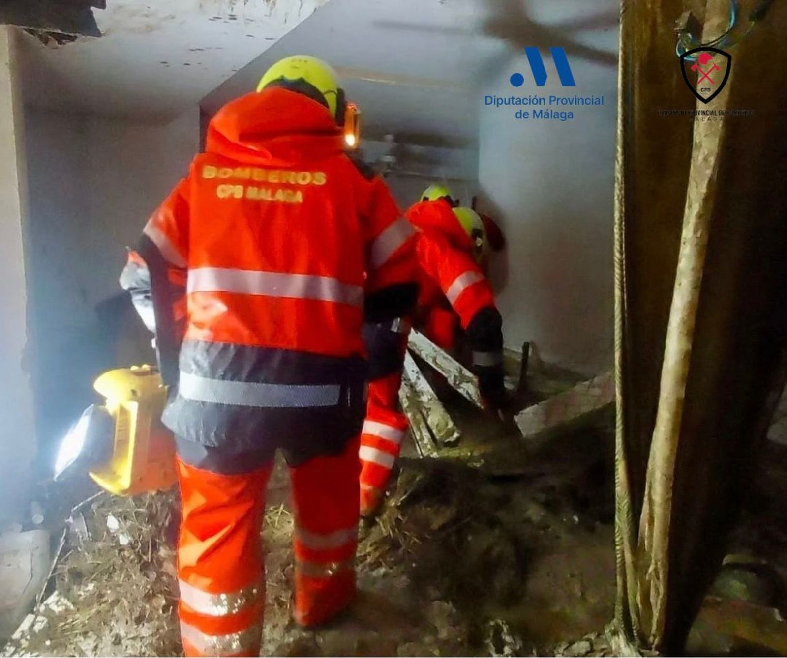 Bomberos actúan tras derrumbarse el muro en Monda