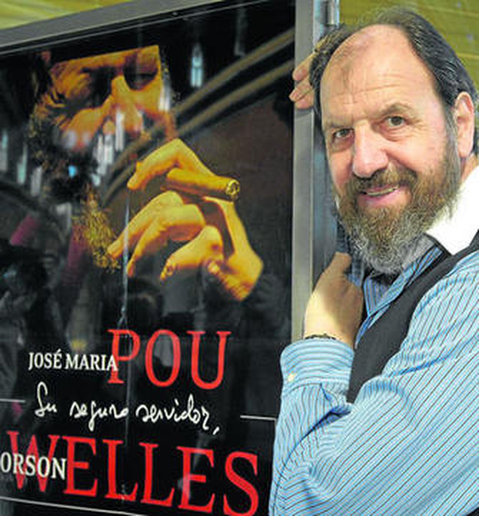 José María Pou, ayer en el Teatro Central junto a un cartel del espectáculo.