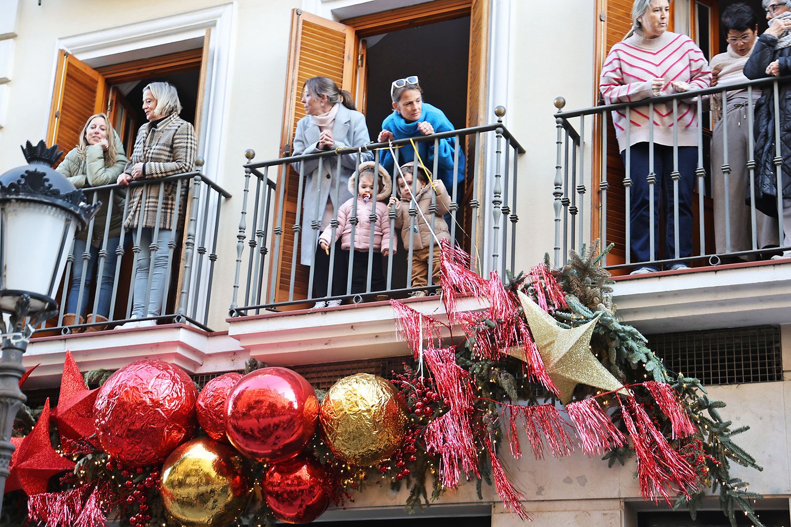 Las mejores fotografías de la salida y recorrido de la cabalgata de Reyes Magos 2026