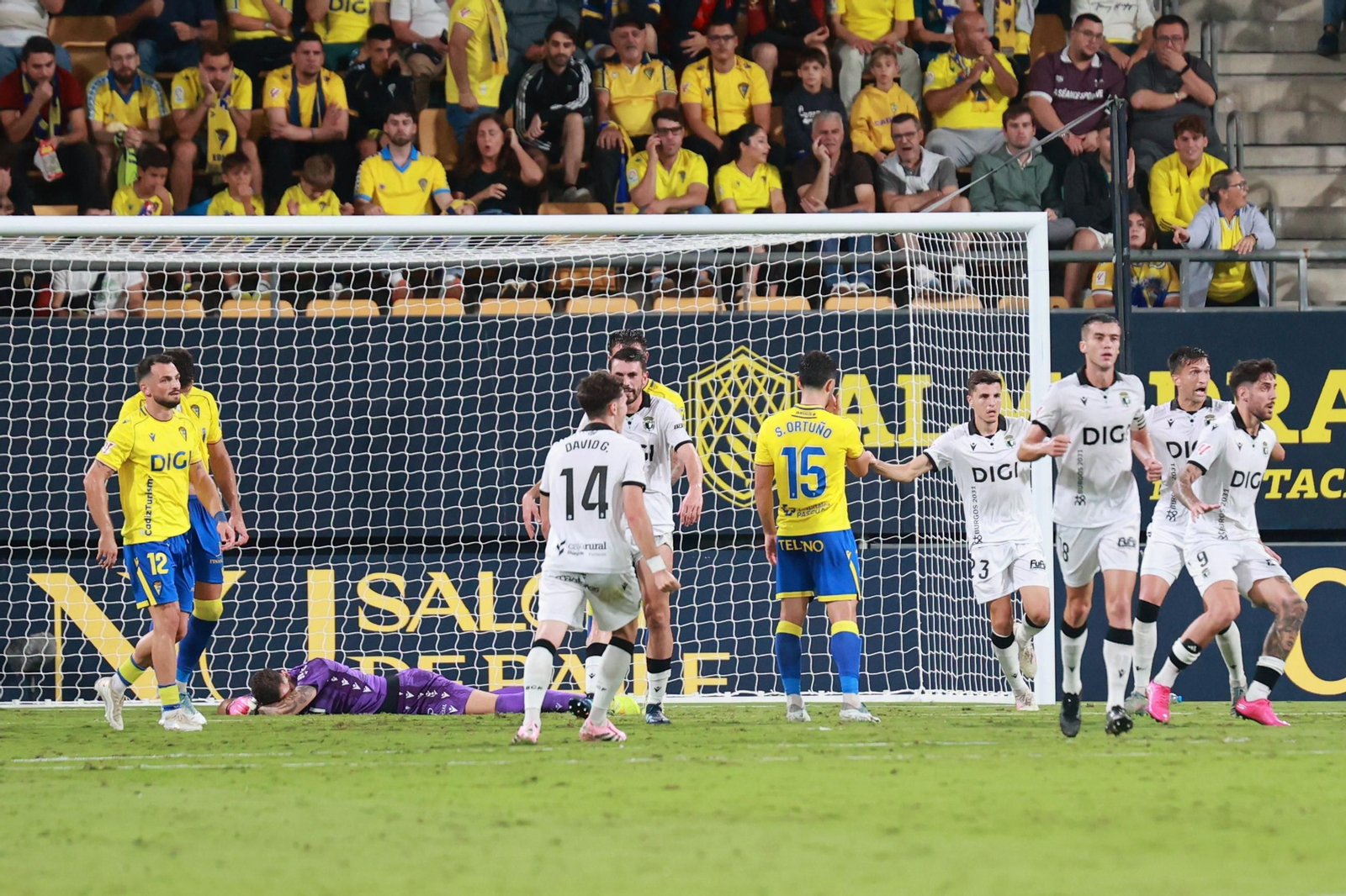 Un lance del partido Cádiz-Burgos.