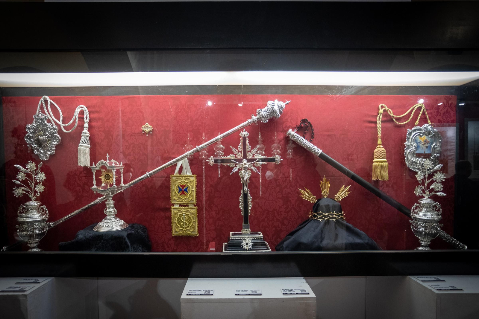 Las imágenes de la exposición Opera Nova, estrenos de las hermandades de San Fernando