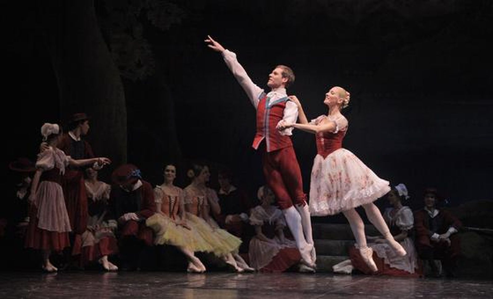 Imágenes de 'Giselle' en el Teatro de la Maestranza. / Antonio Pizarro