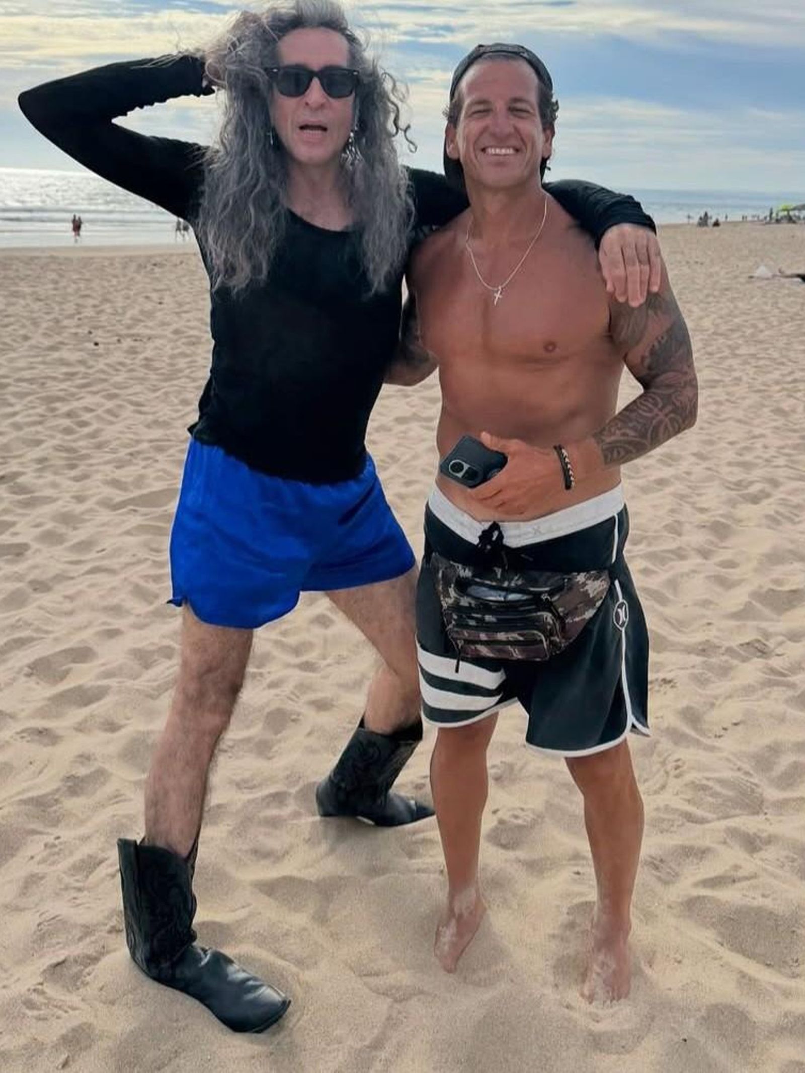 Mario Vaquerizo en la playa de Zahara junto a un amigo Mario Vaquerizo en la playa de Zahara junto a un amigo
