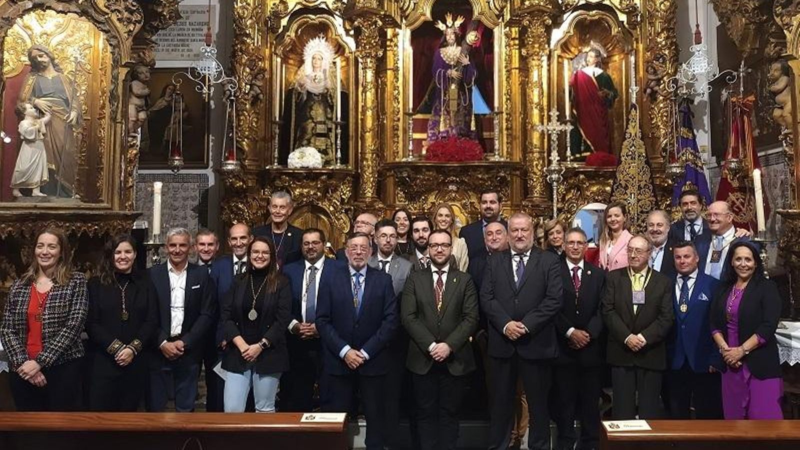 Foto de familia de los cofrades del Nazareno, Columna y Ecce-Homo tras la función de hermanamiento del jueves.