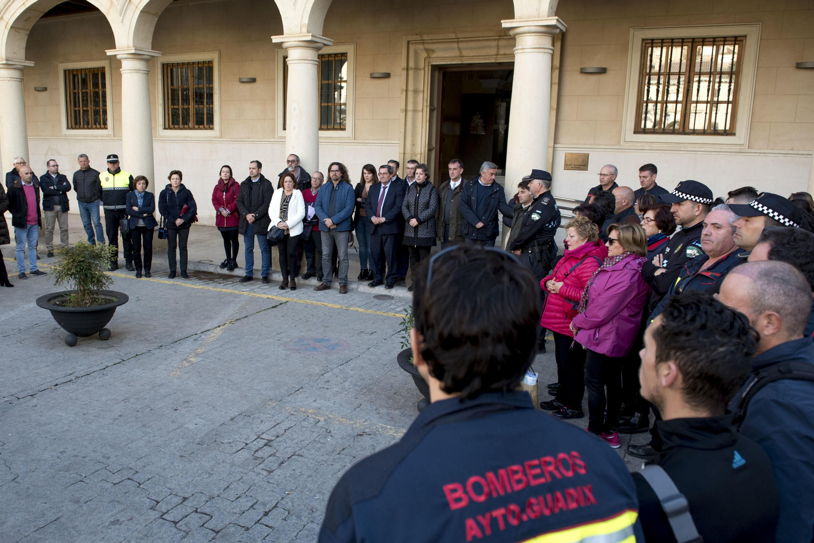 Emotivo minuto de silencio en la puerta del Ayuntamiento de Guadix