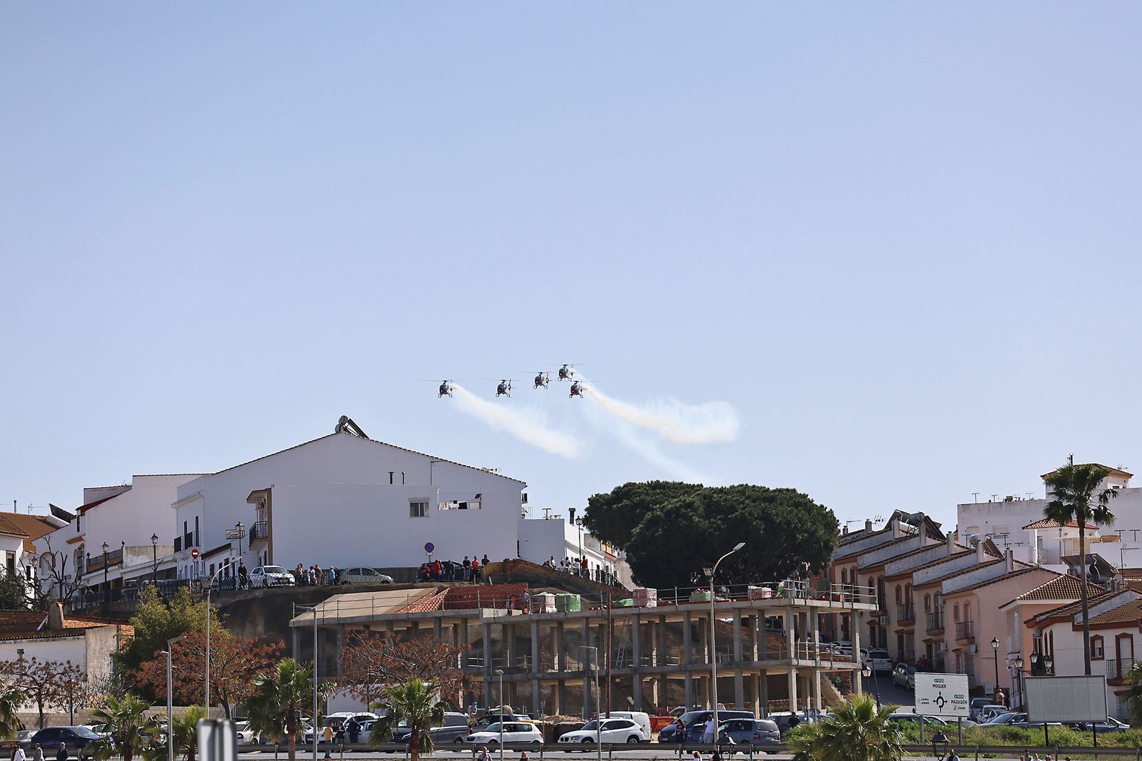 Fotografías de la exhibición aérea de la Patrulla Acrobática de Paracaidismo del Ejército del Aire 'Papea' y de la Patrulla Acrobática de Helicópteros 'ASPA'  en los actos de homenaje al centenario del Plus Ultra presidido por S.M. el Rey Felipe VI