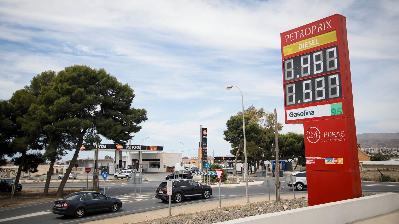 Competencia de precios entre dos modelos de gasolineras en la carretera del Mamí Competencia de precios entre dos modelos de gasolineras en la carretera del Mamí