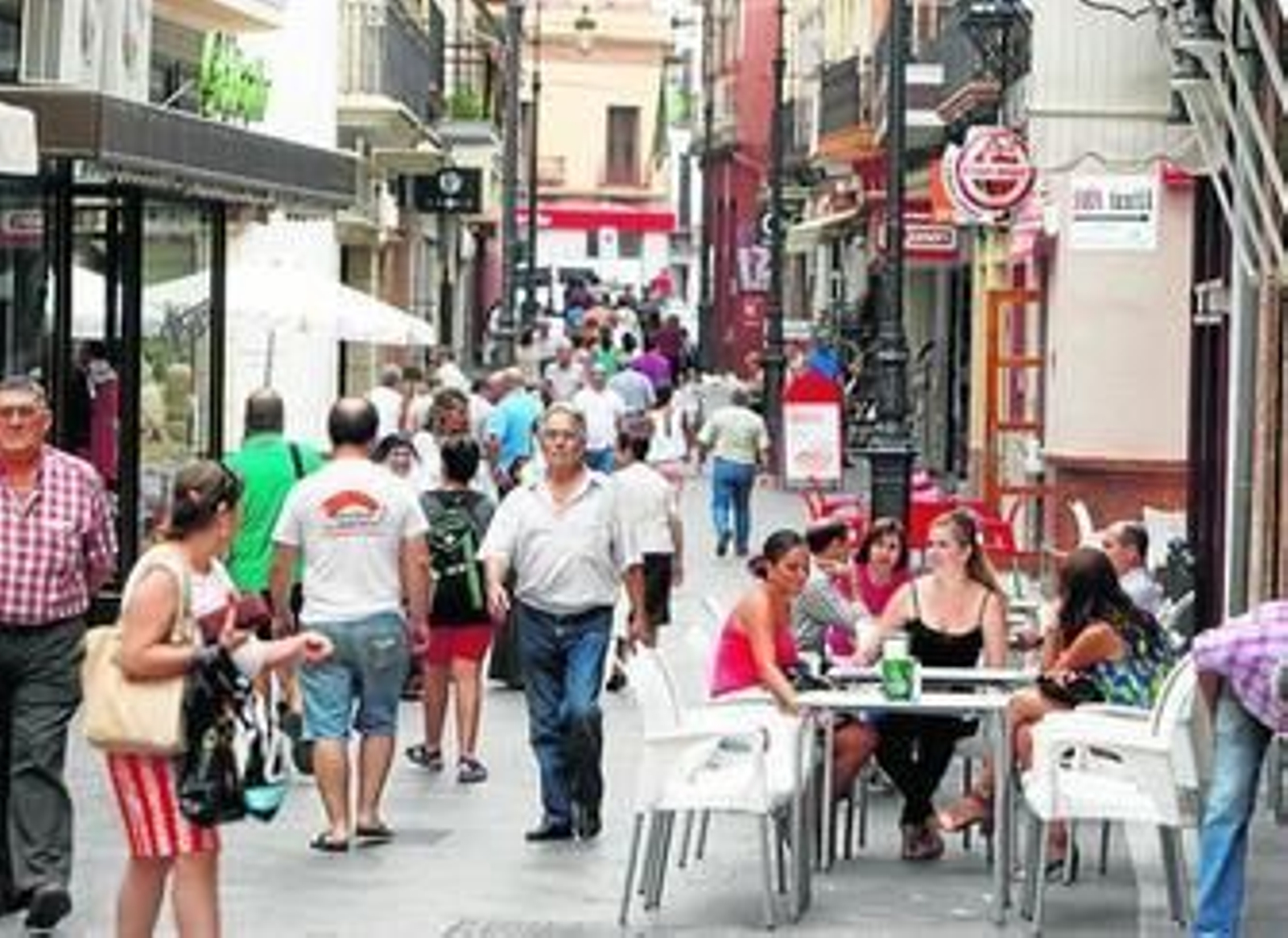Calle Sagasta en Morón de la Frontera. El comercio local también resulta perjudicado por los despidos en la base.