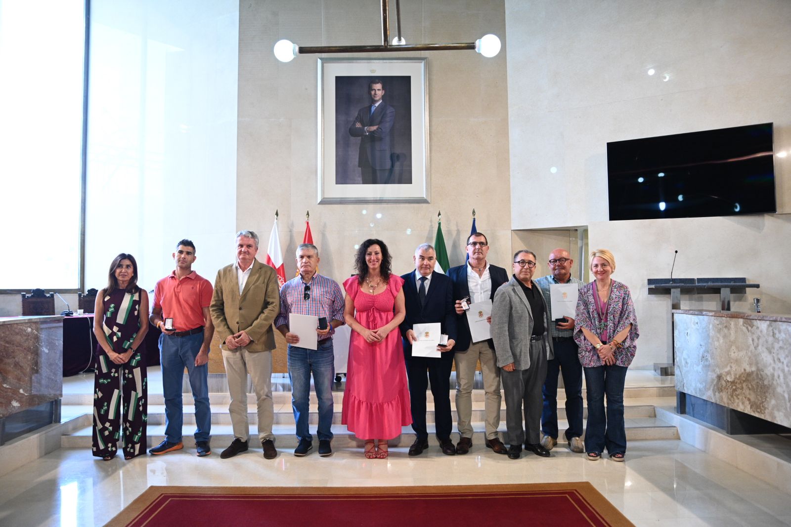 La alcaldesa ha entregado los Escudos como símbolo de gratitud de la ciudad