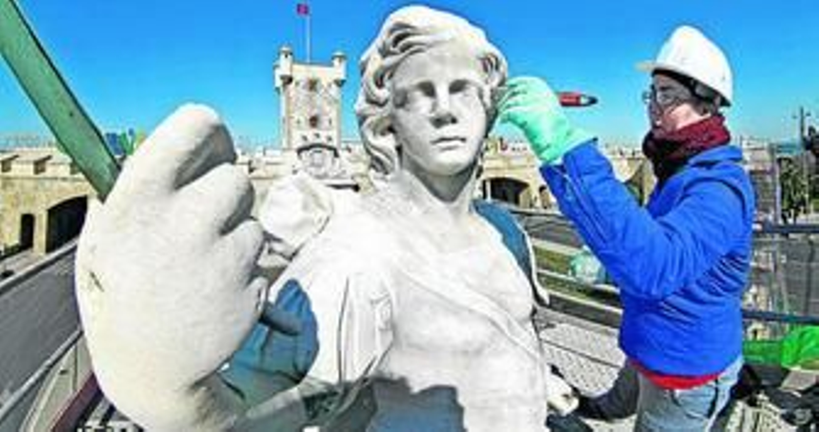 Un técnico de la empresa Ars Nova, durante los trabajos de limpieza y restauración de una de las estatuas de los patronos de Cádiz.