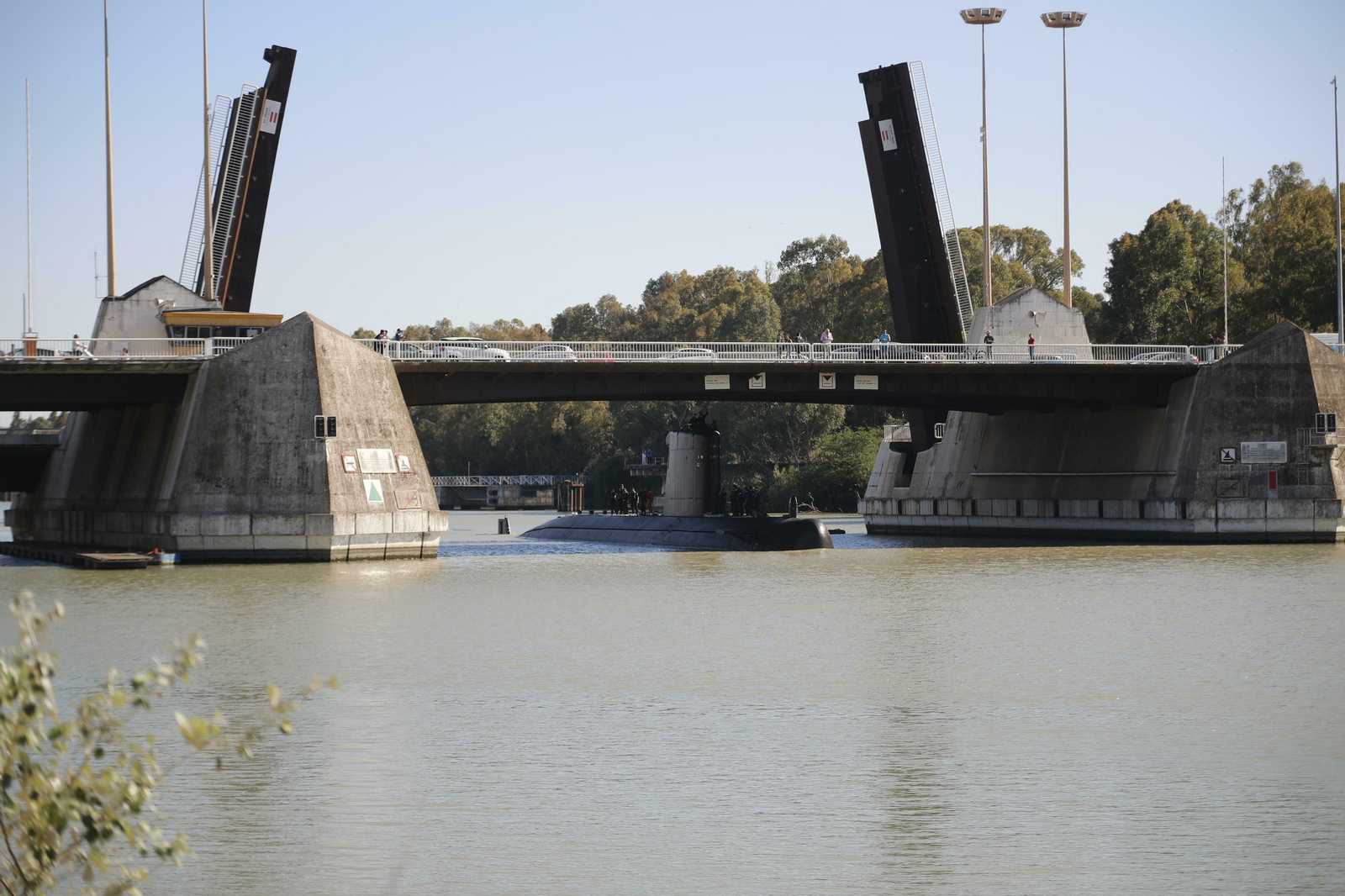 Las mejores fotos de la llegada del submarino 'Tramontana' a Sevilla