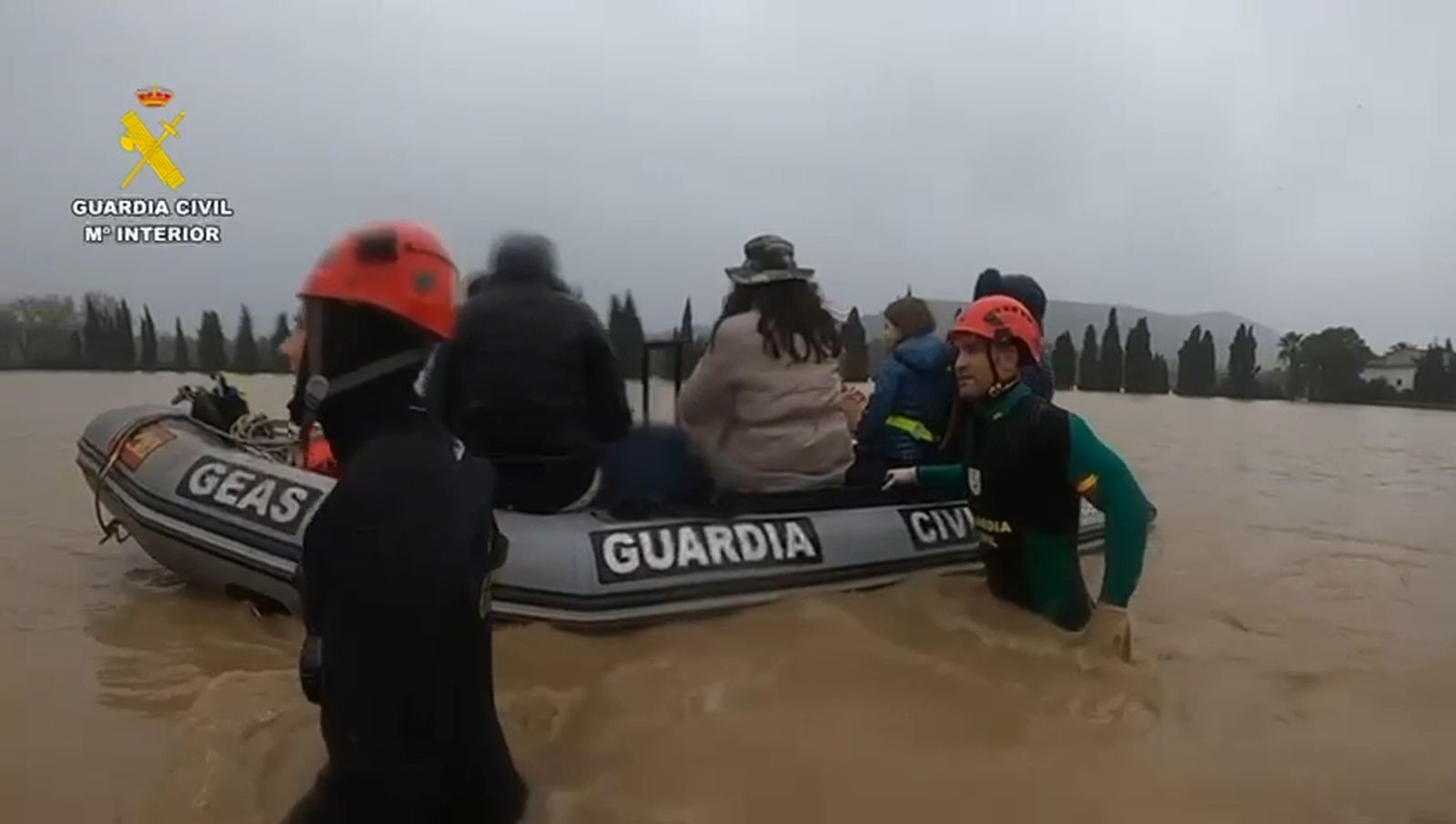 La Guardia Civil restaca a seis personas y un menor atrapados por la crecida del Guadiaro en San Enrique