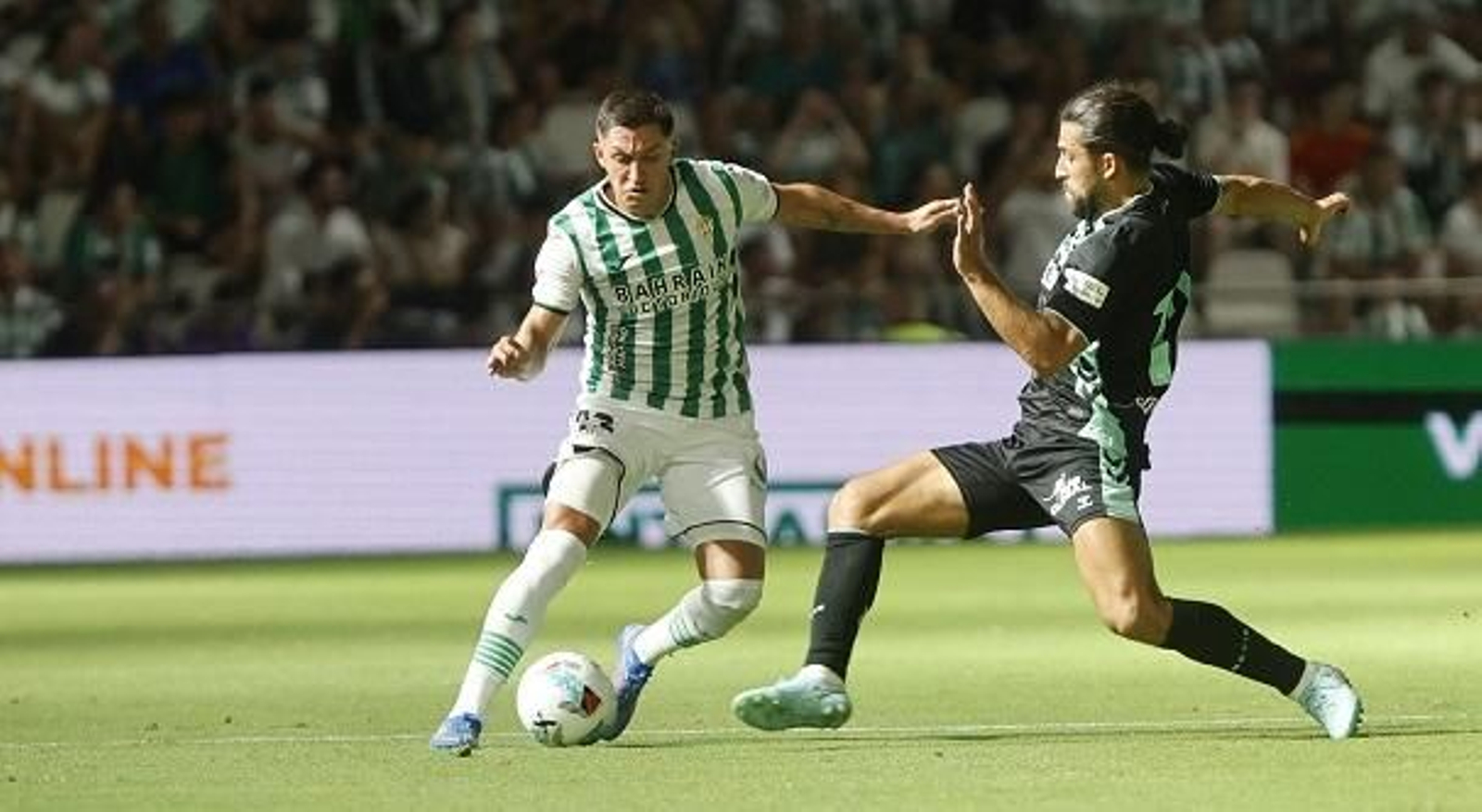Carracedo es presionado por un rival.