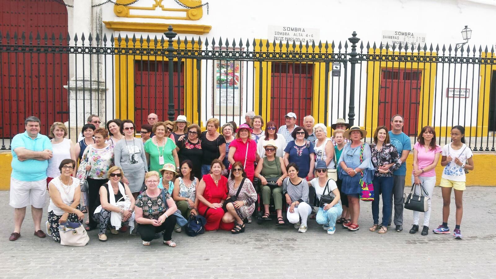 Miembros del Club de Lectura y usuarios de la Biblioteca en Sevilla.
