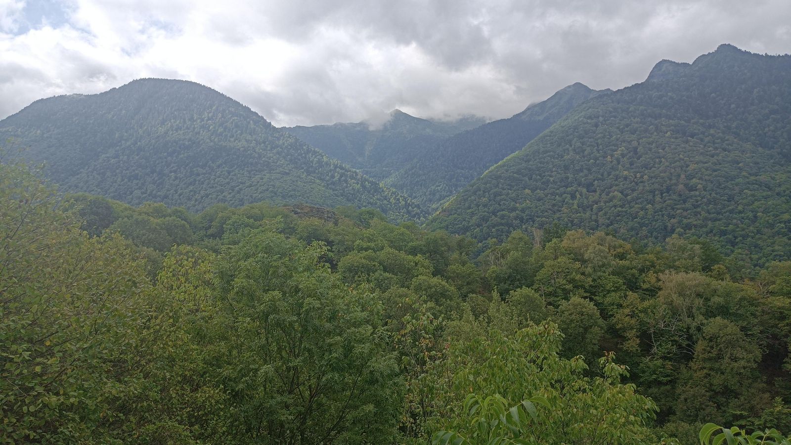 En todo momento vamos a admirar el bello perfil de las montañas que delimitan el valle del Garona.
