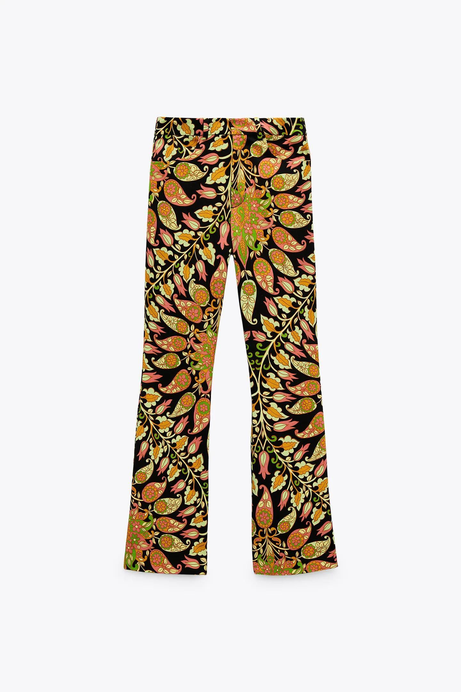 Pantalón con estampado años 70 de Zara.