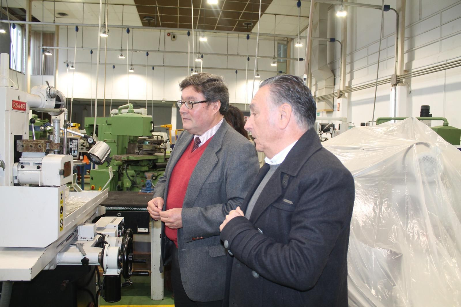 José Ángel Aparicio y Carlos Muñoz durante la visita al centro
