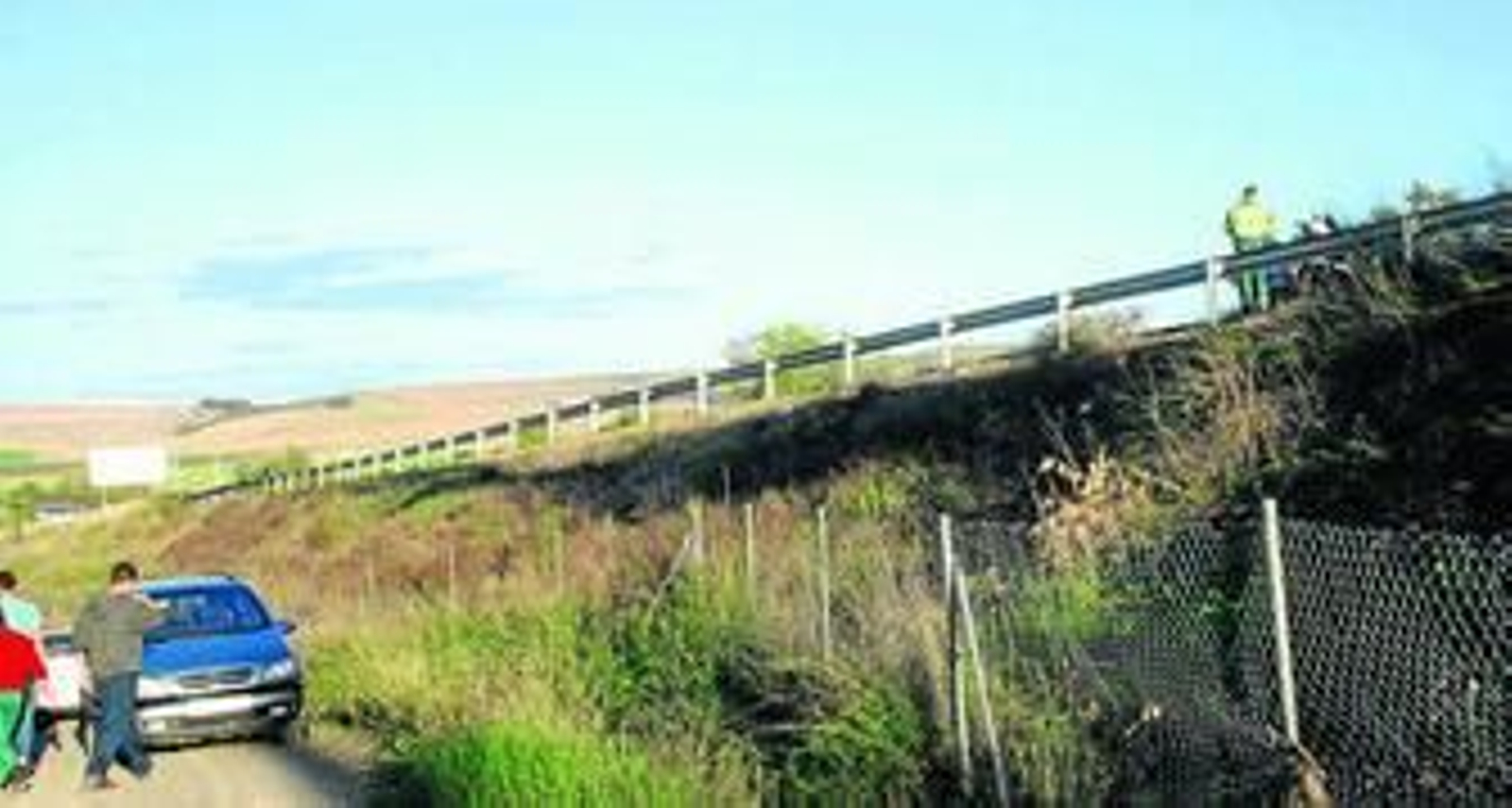 Familiares y amigos de los jóvenes se retiran de la zona del accidente, donde aún permanecía la Guardia Civil.