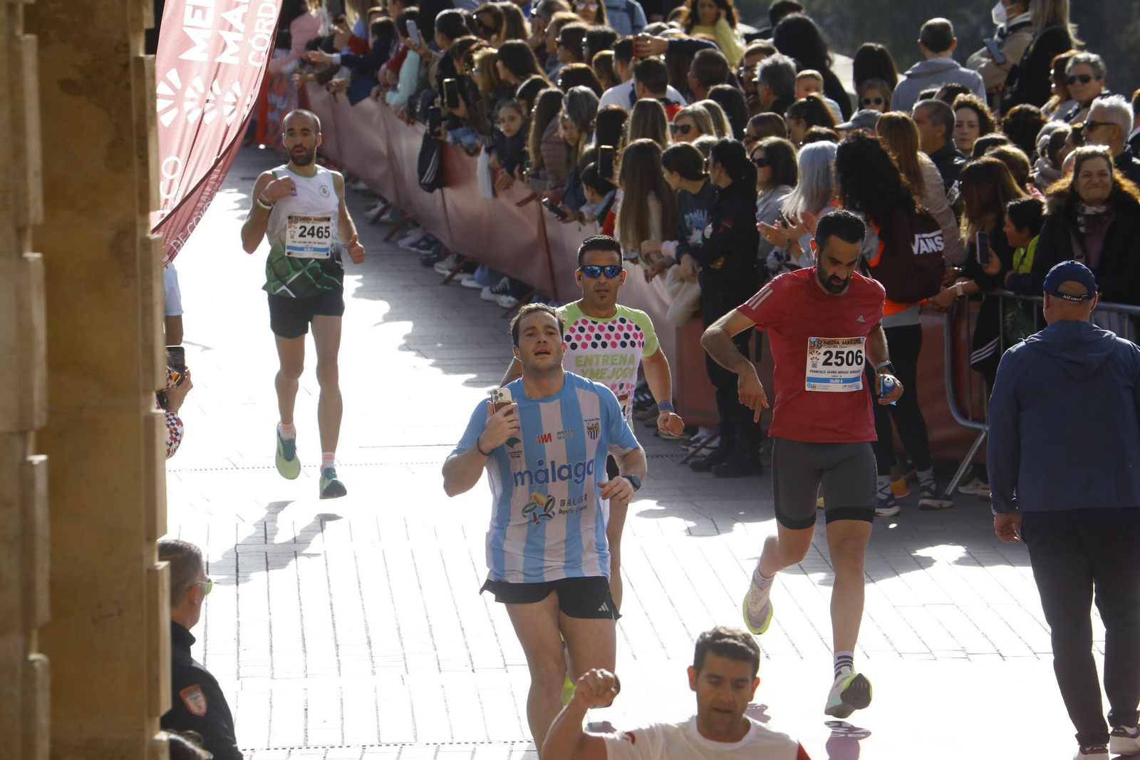 La gloria de cruzar la Puerta del Puente: las fotos de la línea de meta de la Media Maratón de Córdoba 2024