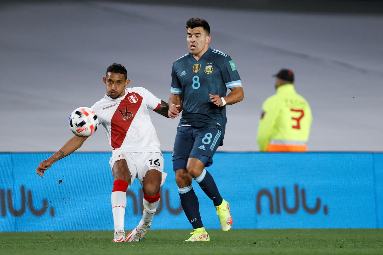 Acuña gana un balón ante un jugador peruano.