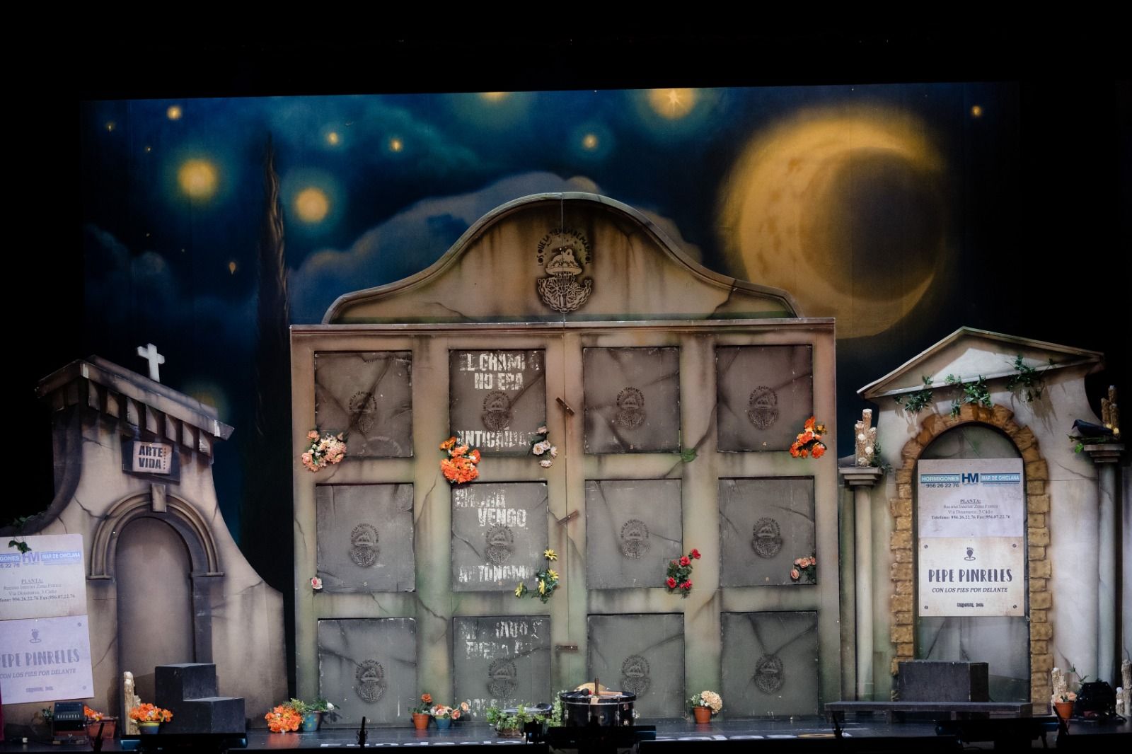 La escenografía de 'Los que la tienen de mármol' antes de aparecer tras las lápidas