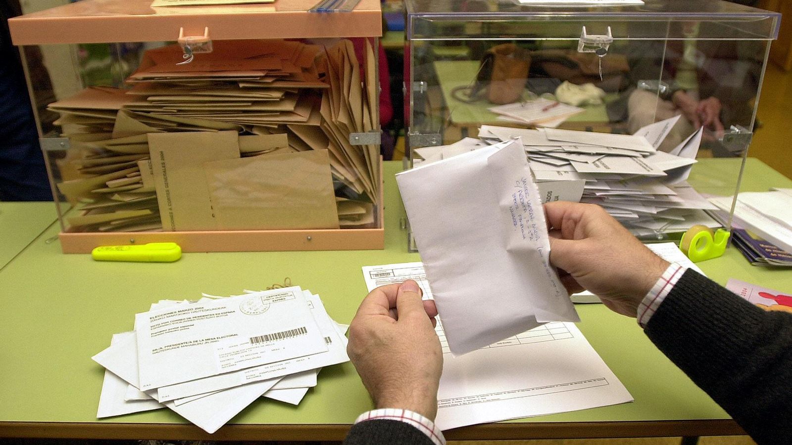 Los votos  por correo se comprueban e introducen en las urnas justo antes de  abrirlas para comenzar el recuento .