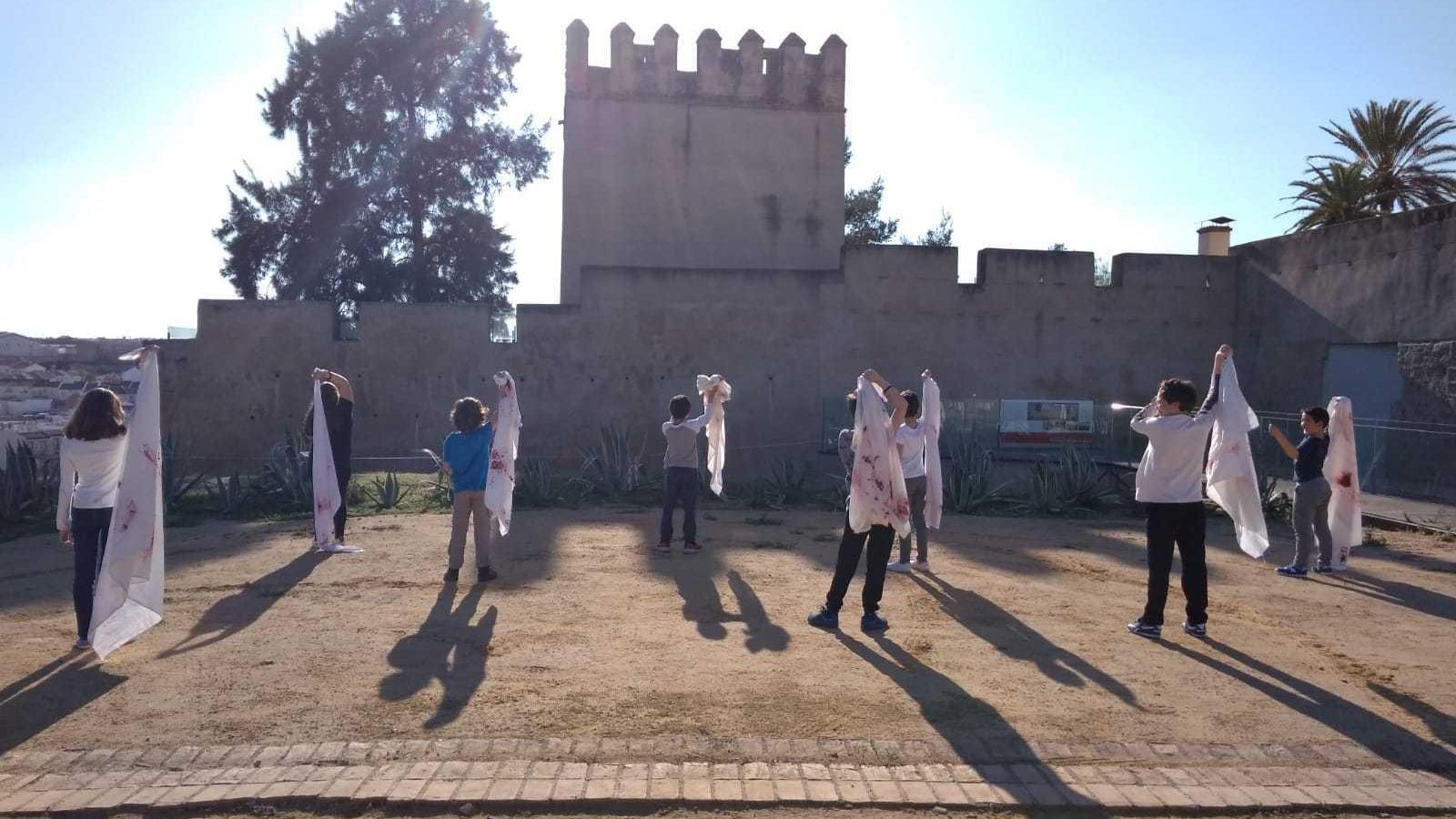 Los jóvenes actores de Mairena del Alcor en una representación junto al Castillo Bonsor.