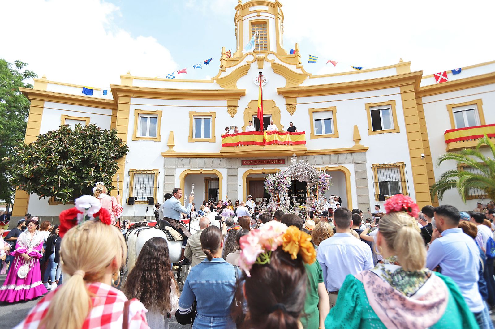 El Rocío 2023: Imágenes de la Hermandad de Emigrantes en su salida de Huelva