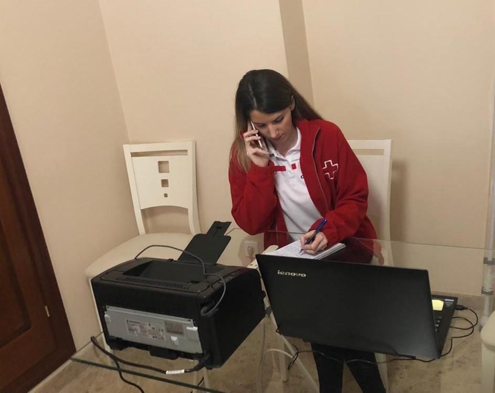 Una de las voluntarias realiza la atención telefónica.